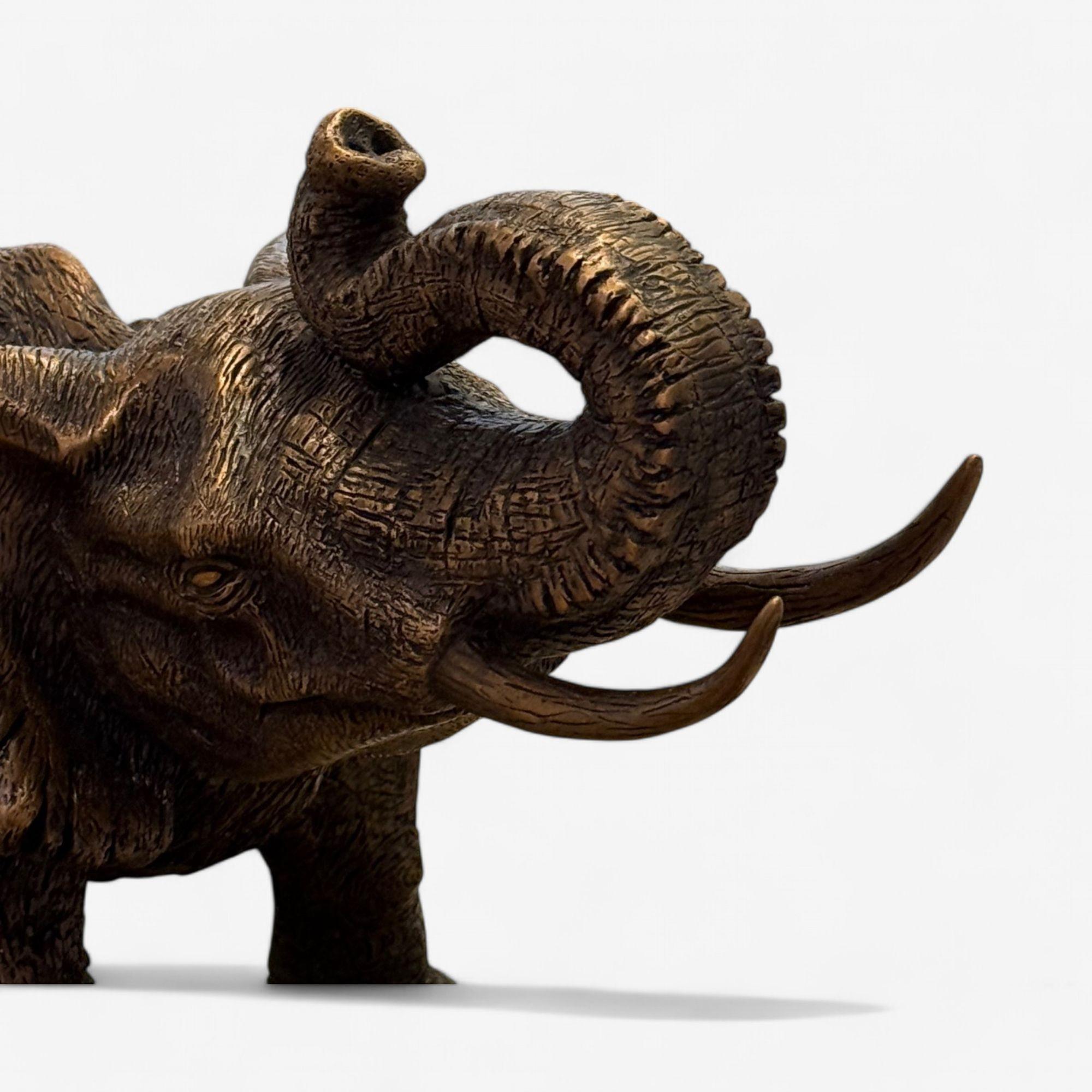 Moderne afrikanische Elefantenskulptur, Heißgussbronze-Skulptur, amerikanisch, 21. Jahrhundert. (Bronze) im Angebot