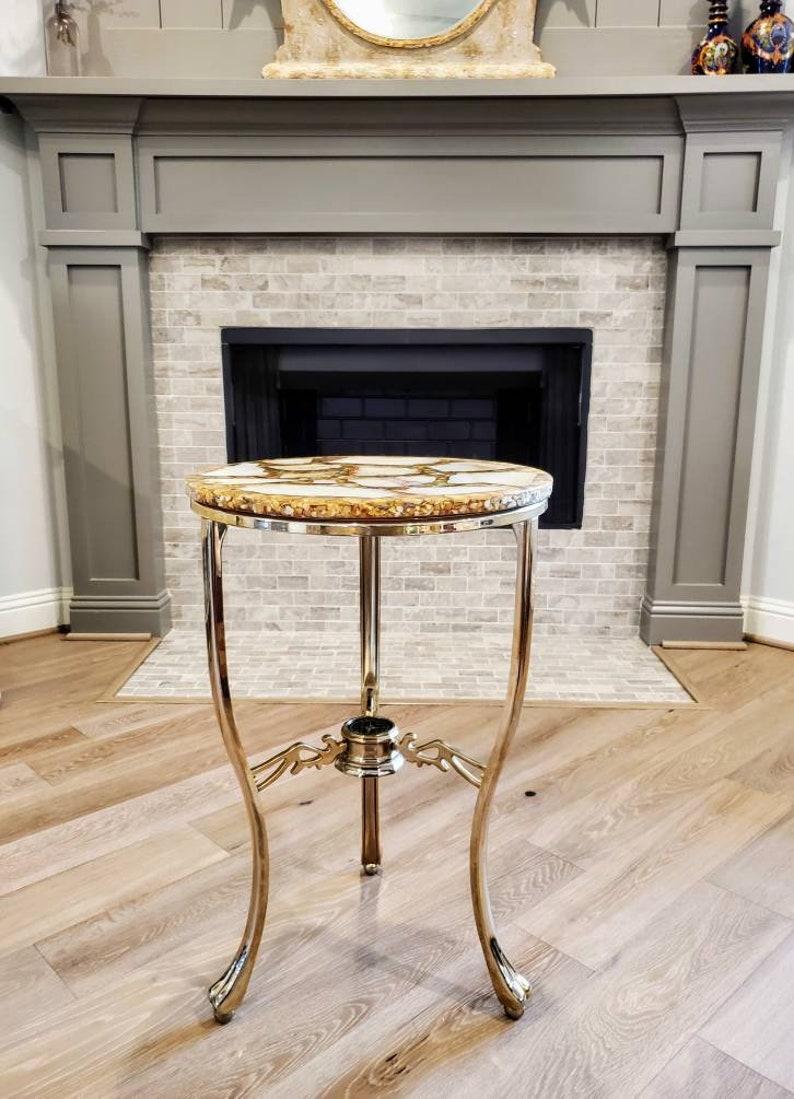 A visually striking Modernist Arturo Pani style compass mounted accent table. 

Dating to the late 20th/early 21st century, featuring a spectacular round polished agate geode abalone inlay gold flake specimen style top layered in smooth resin