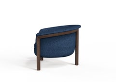Moderner Agnes-Sessel aus Nussbaumholz, blauer Wollstoff