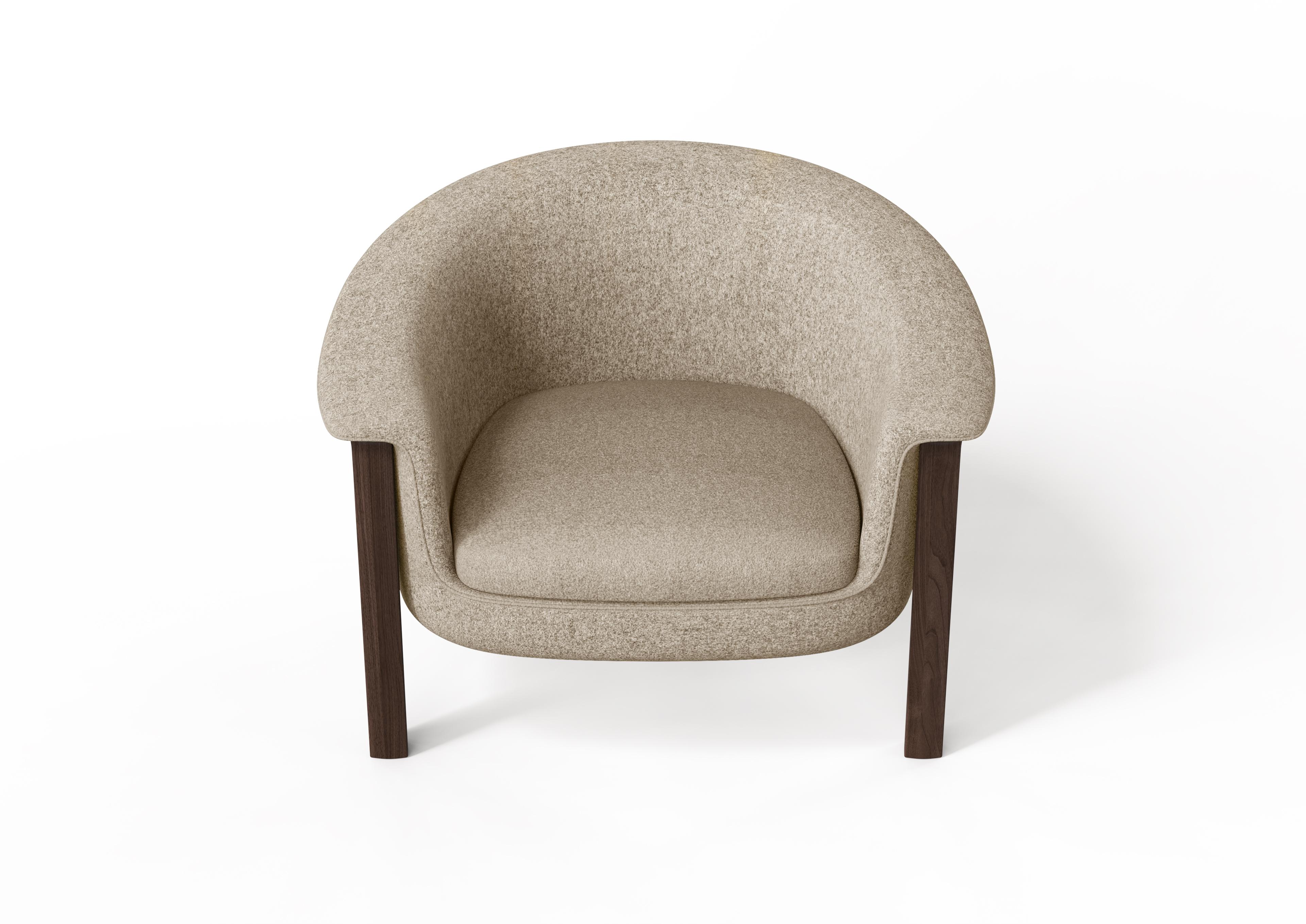 Le fauteuil moderne Agnes s'inspire du concept d'une cabane dans les arbres, offrant une étreinte cocooning et protectrice. Le padding enveloppant crée une structure en forme de nid, conçue pour détendre et bercer l'utilisateur. Le cadre élancé en