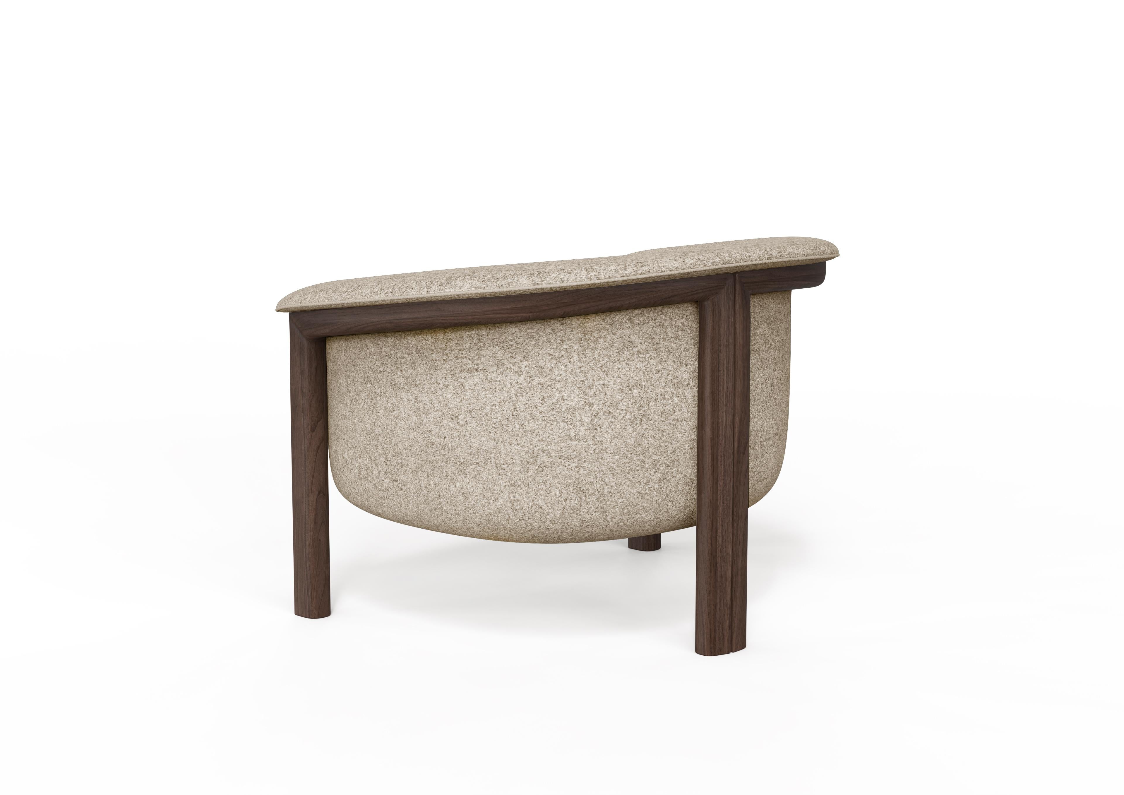 The Moderns Agnes Armchair in Walnut, Cream Wool Fabric Neuf - En vente à New York, NY