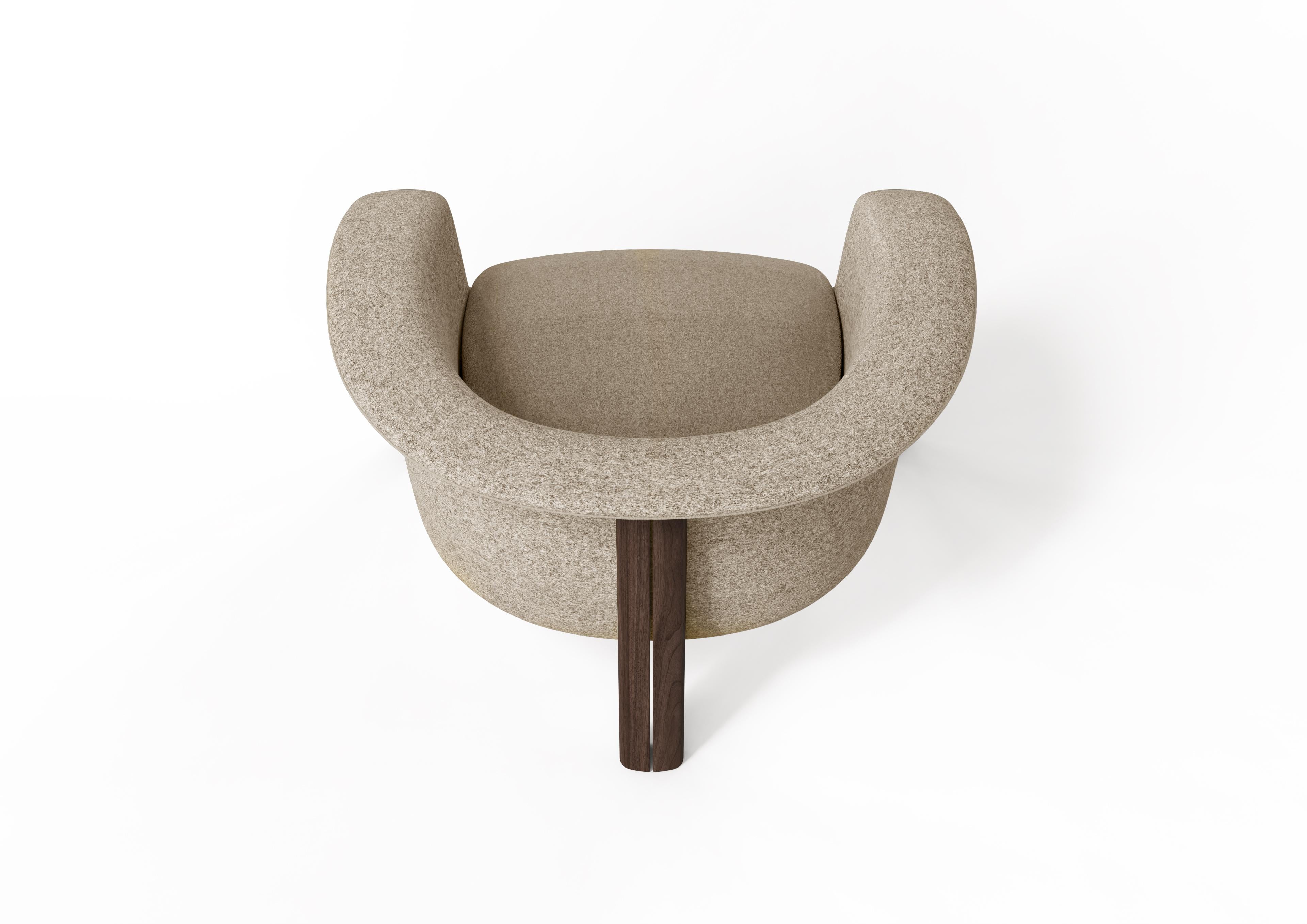 XXIe siècle et contemporain The Moderns Agnes Armchair in Walnut, Cream Wool Fabric en vente