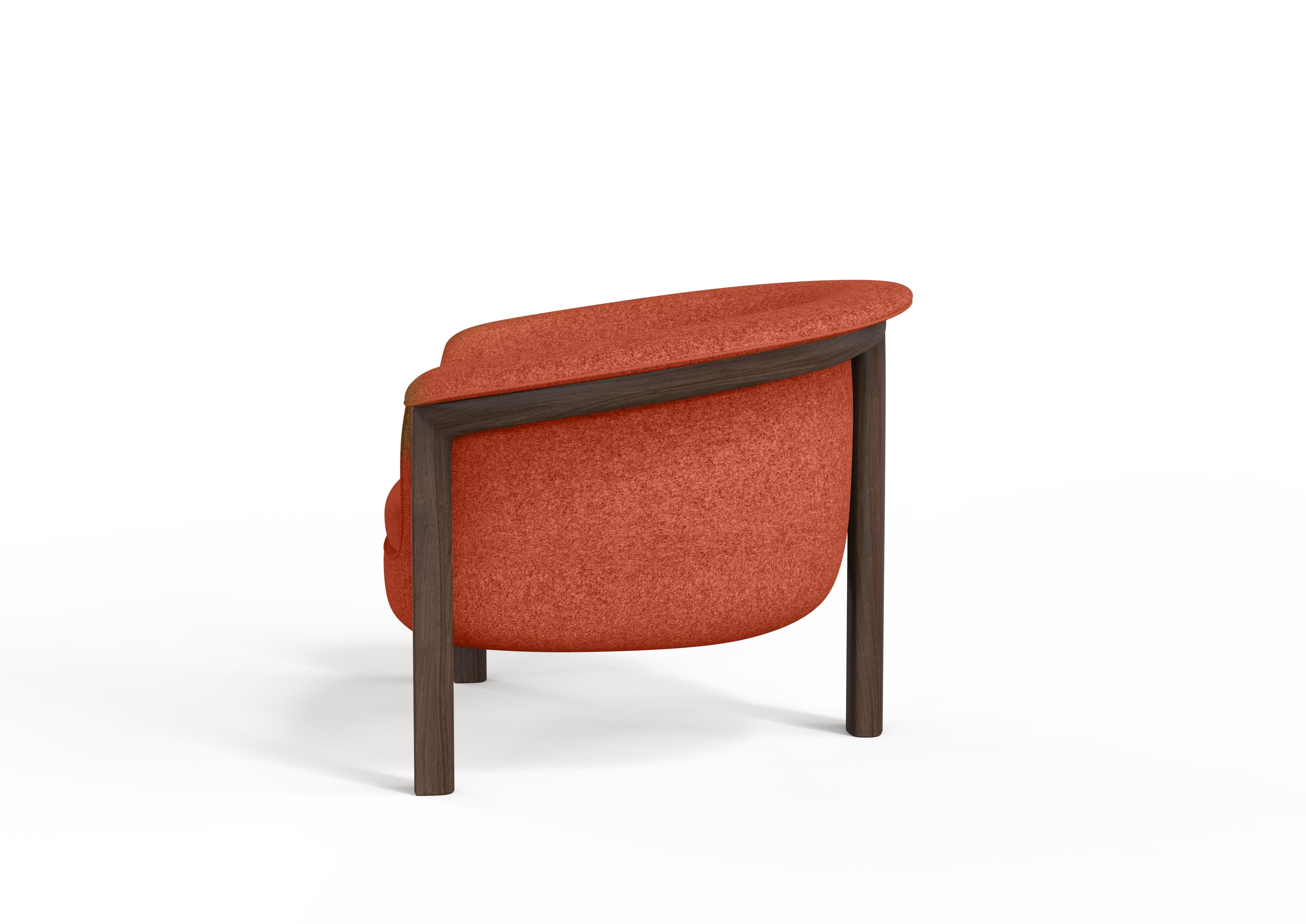 Le fauteuil moderne Agnes s'inspire du concept d'une cabane dans les arbres, offrant une étreinte cocooning et protectrice. Le padding enveloppant crée une structure en forme de nid, conçue pour détendre et bercer l'utilisateur. Le cadre élancé en