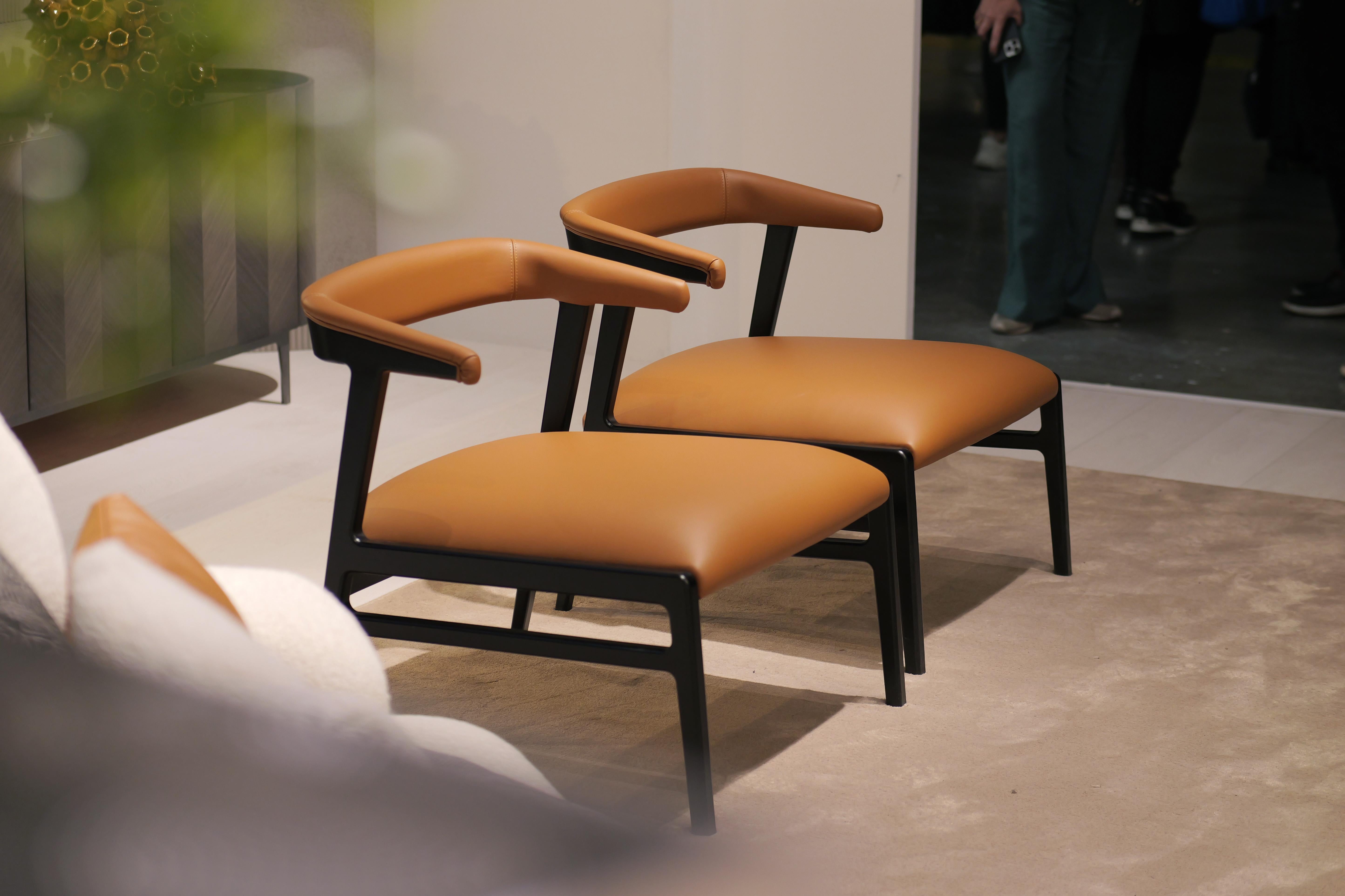 Fauteuil moderne Aida en bois massif finition foncée et cuir en vente 3