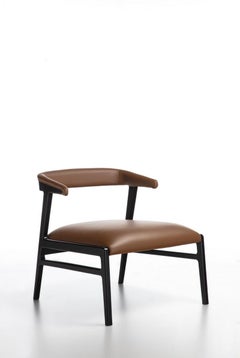 Sillón moderno Aida de madera maciza acabado oscuro y piel