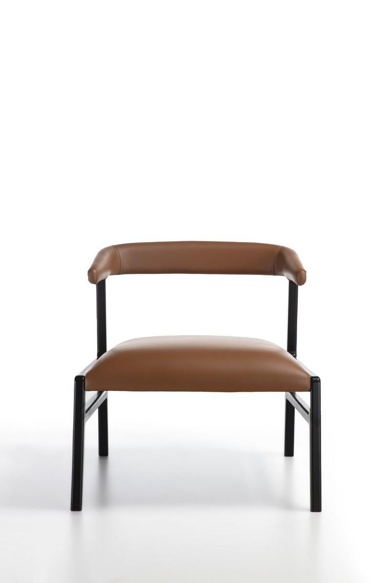 Modern Aida armchair in solid wood dark finish and leather In New Condition For Sale In Desio, IT