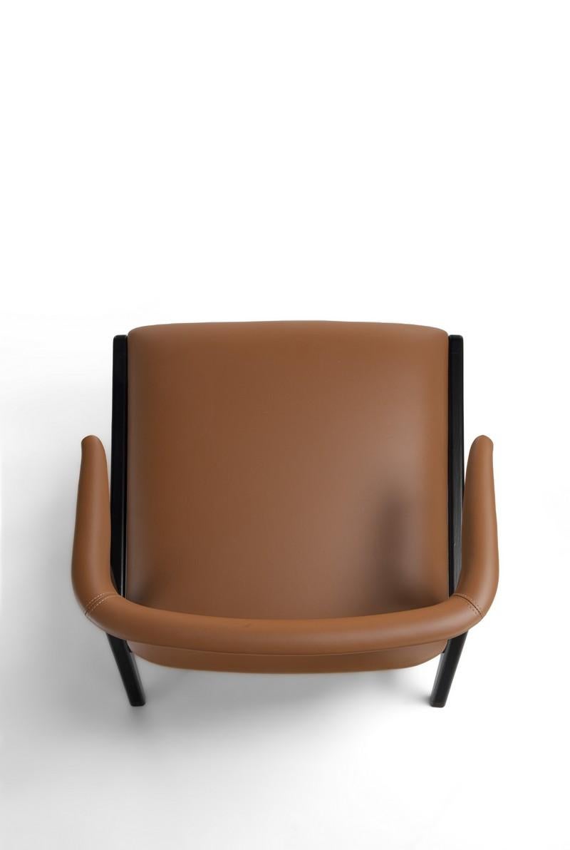 Leather Modern Aida armchair in solid wood dark finish and leather For Sale