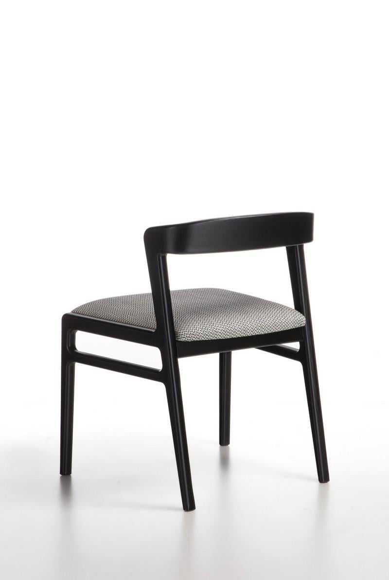 Modern Aida Stuhl aus Massivholz dunkel lackiert (Moderne) im Angebot