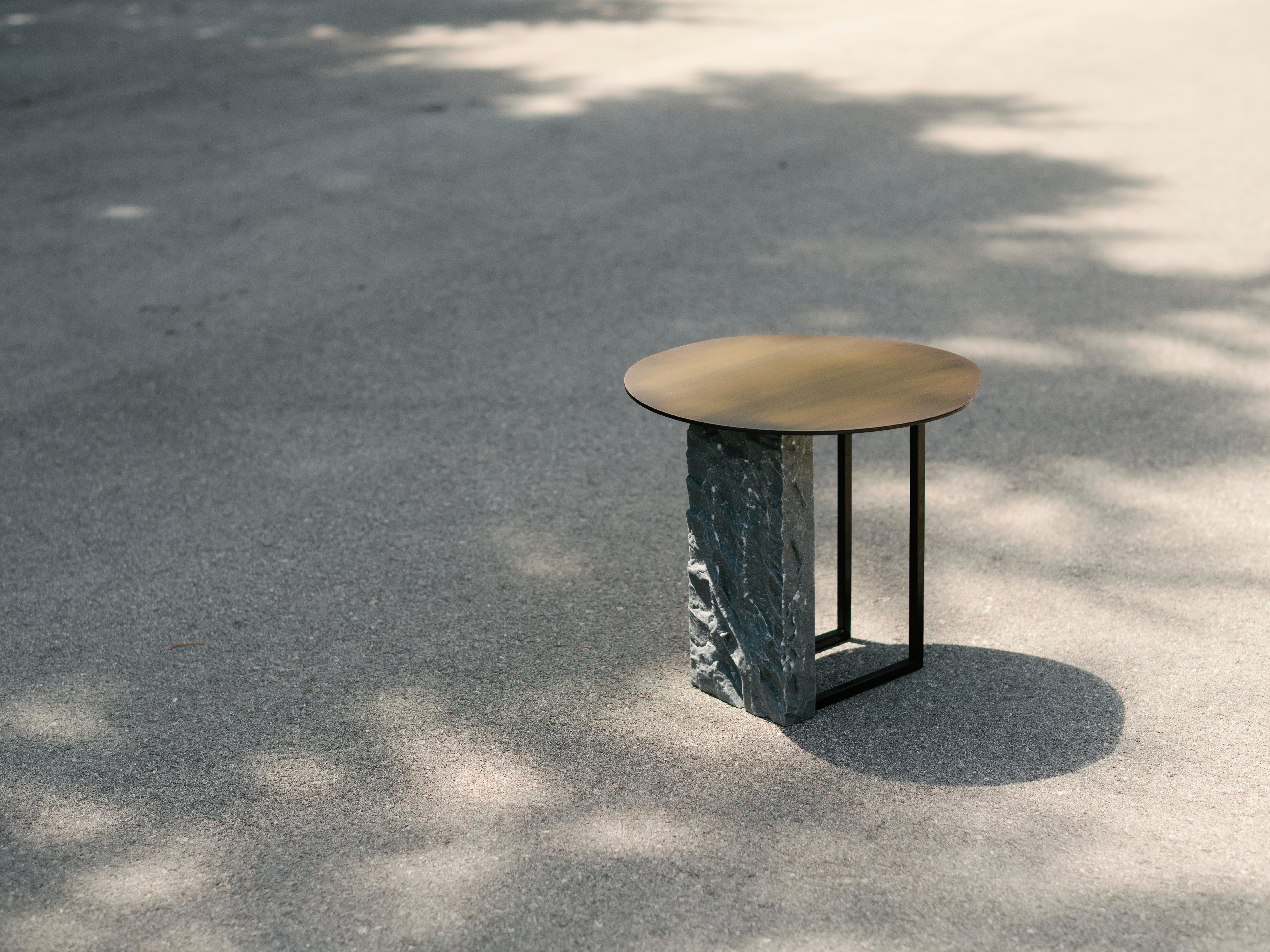 Moderne Table d'appoint Aire, laiton et marbre, fabriquée à la main au Portugal par Greenapple en vente