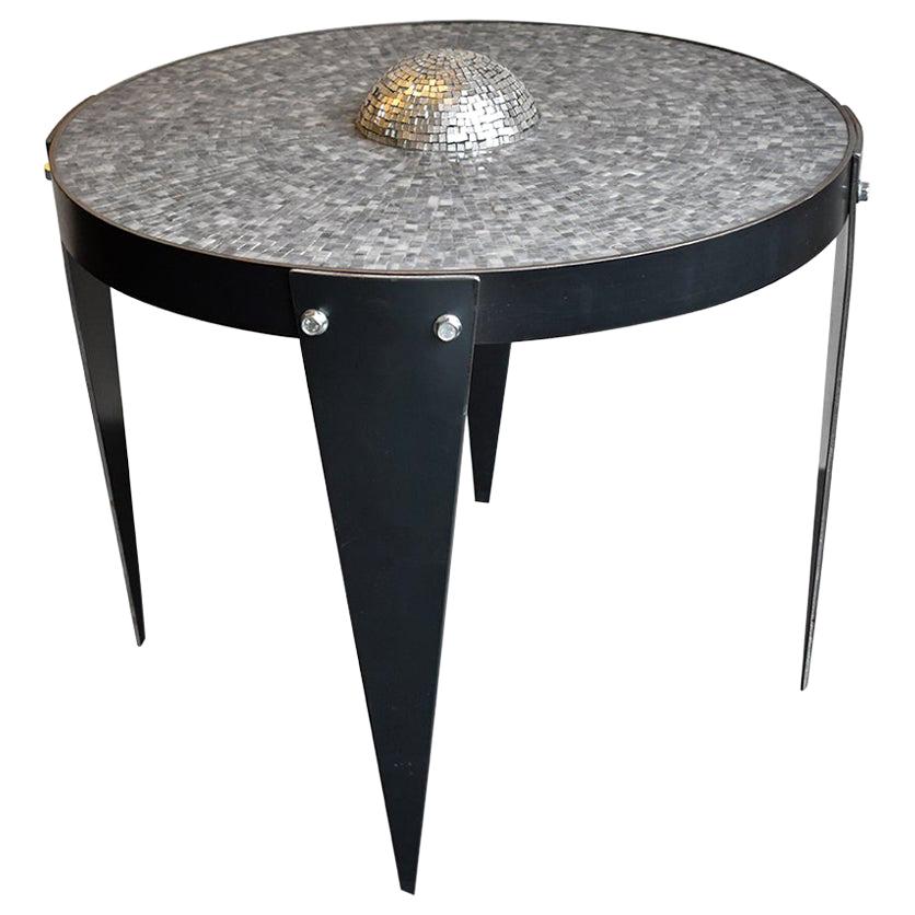 Moderner moderner niedriger Tisch aus Eisen von Akomena für Dilmos, handgeschliffener Marmormosaik in Schwarz und Grau