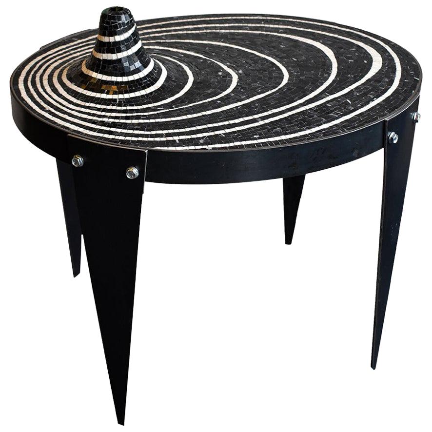 Moderner moderner niedriger Tisch aus Eisen von Akomena für Dilmos, handgeschliffener Marmormosaik in Schwarz und Weiß