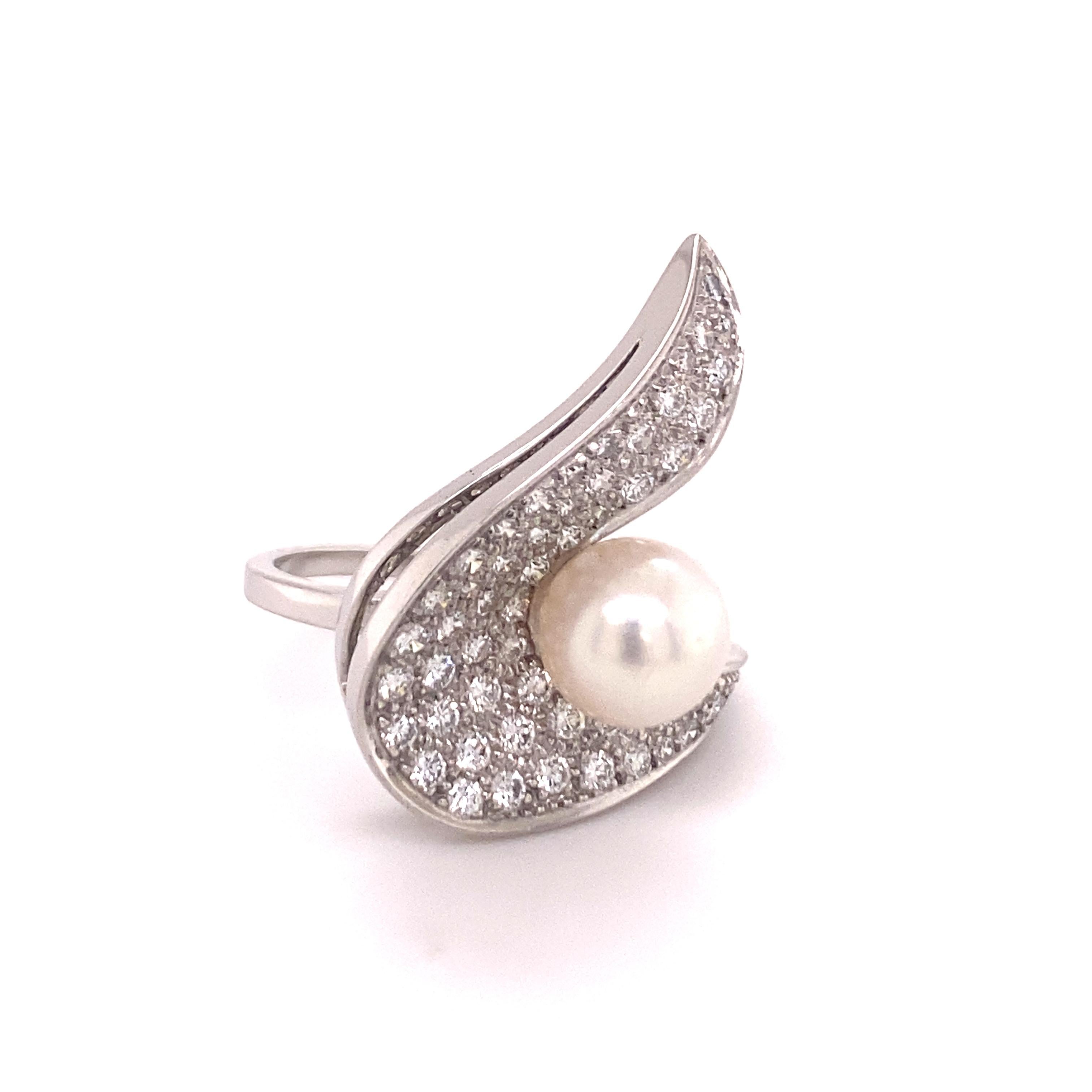 Modern Akoya Cultured Pearl and Diamond Ring in 18 Karat Gold In Good Condition For Sale In Lucerne, CH