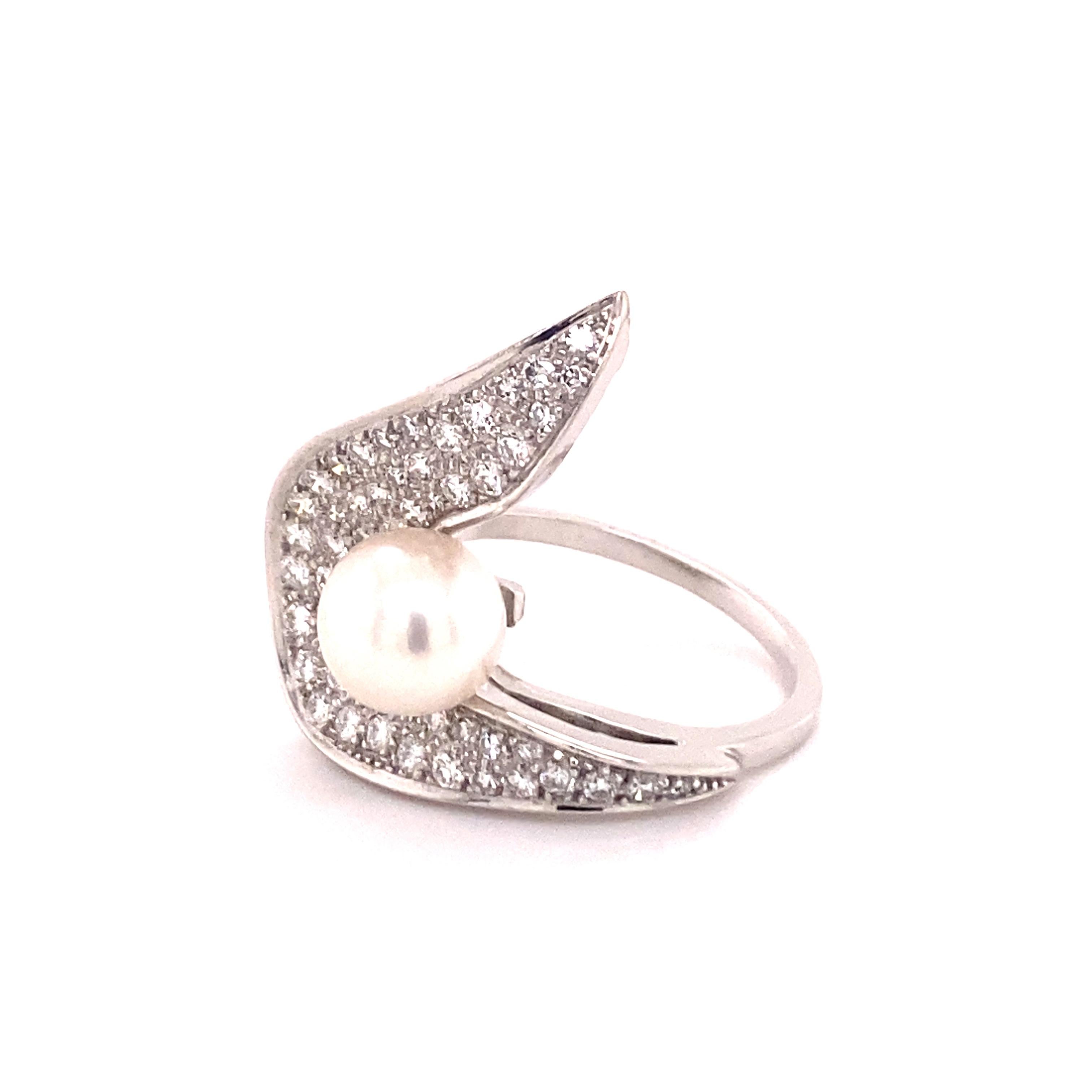 Modern Akoya Cultured Pearl and Diamond Ring in 18 Karat Gold For Sale 3