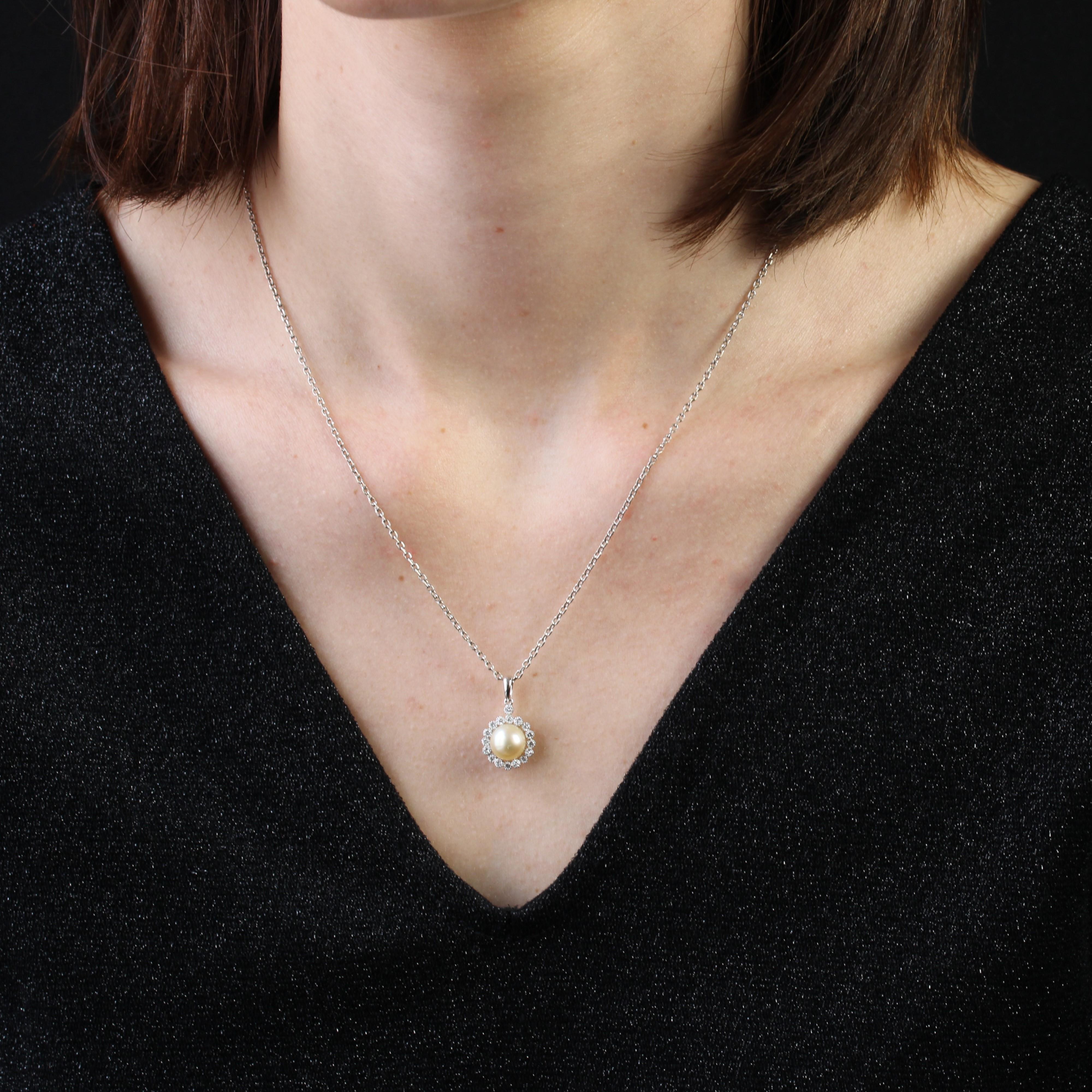 Pendant in 18 karat white gold.
This charming pendant features a central Akoya cultured pearl with a golden and pearly orient, surrounded by millegrain-set modern brilliant-cut diamonds.
Total weight of the diamonds : 0.24 carat