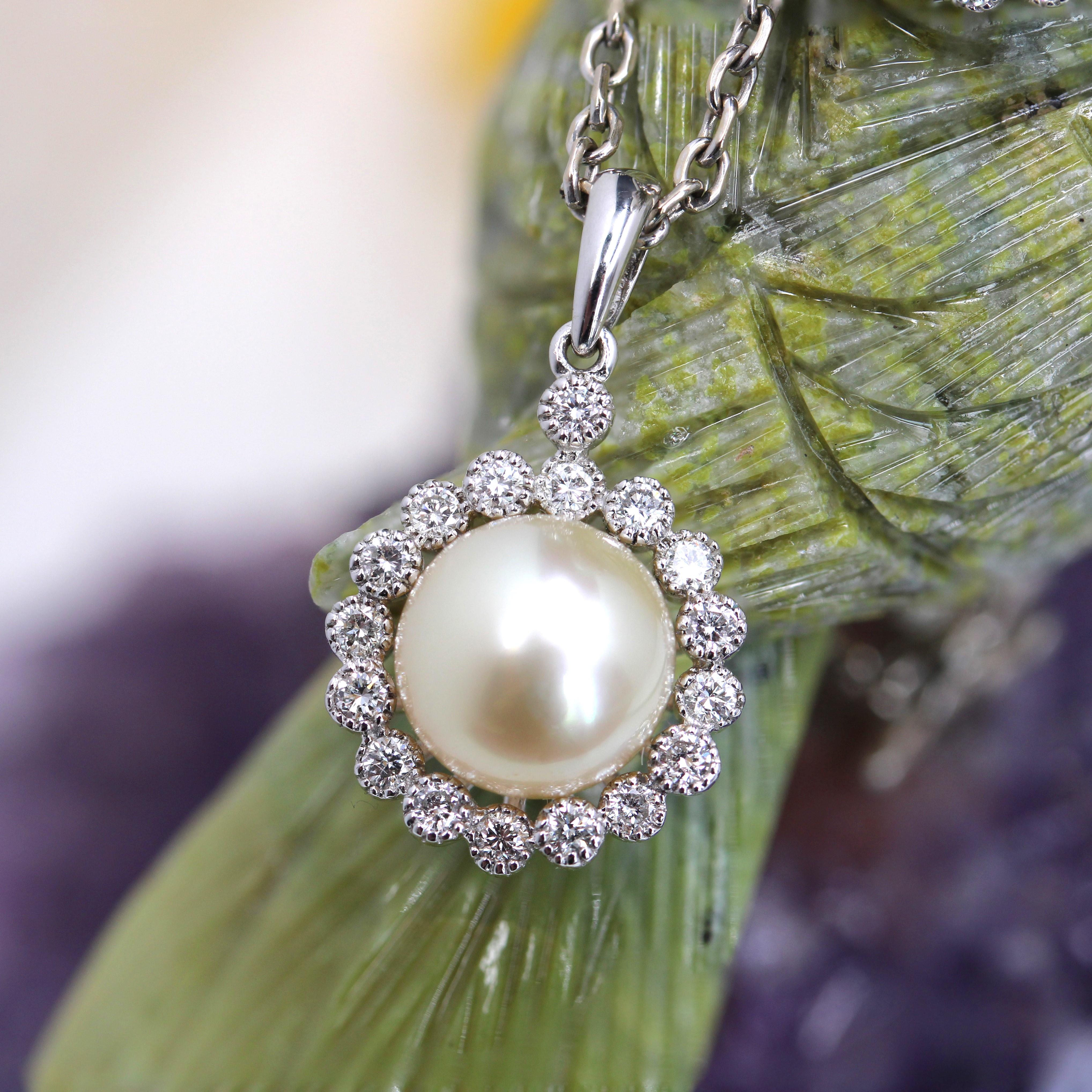 Brilliant Cut Modern Akoya Cultured Pearl Diamonds 18 Karat White Gold Daisy Pendant For Sale