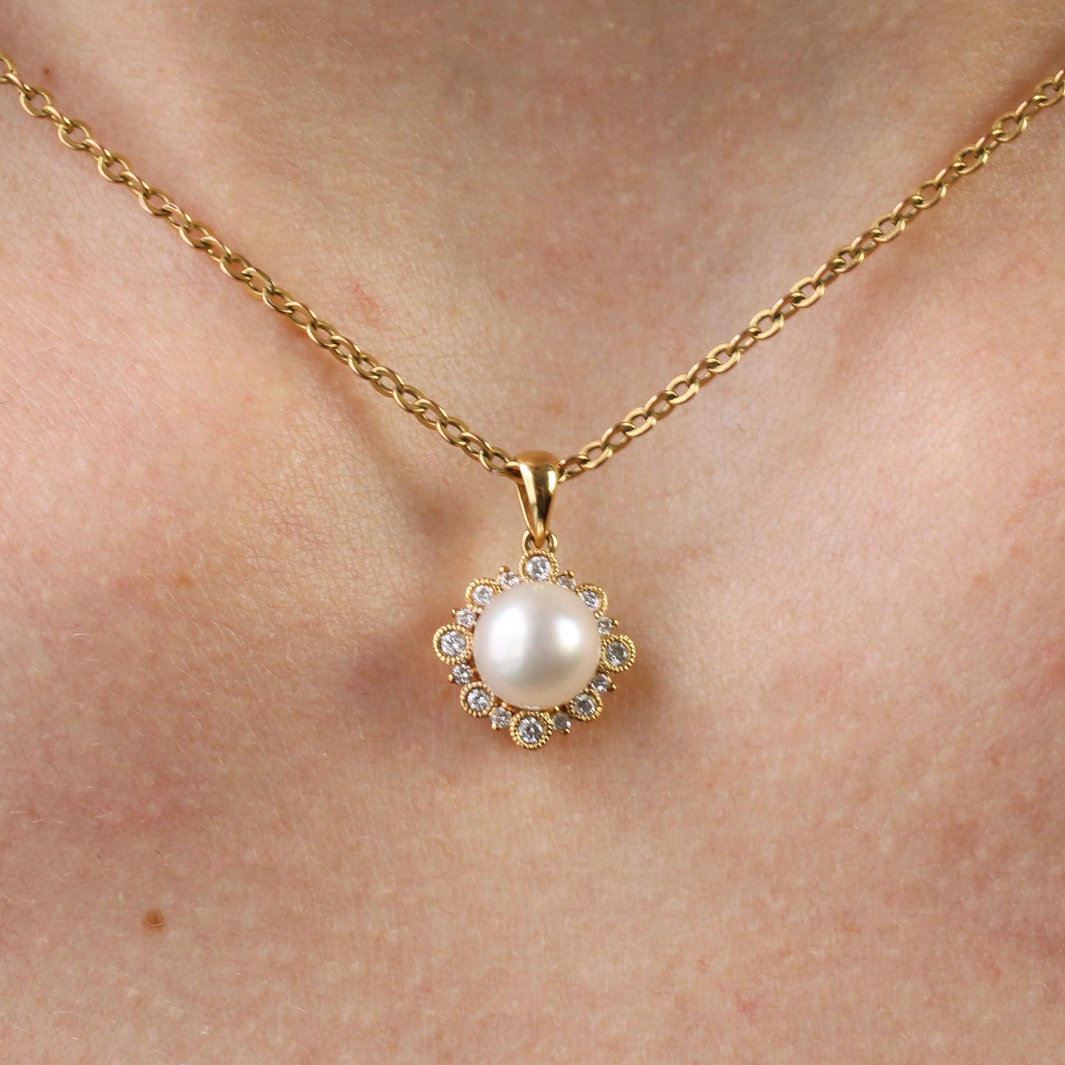 Modern Akoya Cultured Pearl Diamonds 18 Karat Yellow Gold Clutster Pendant For Sale 5