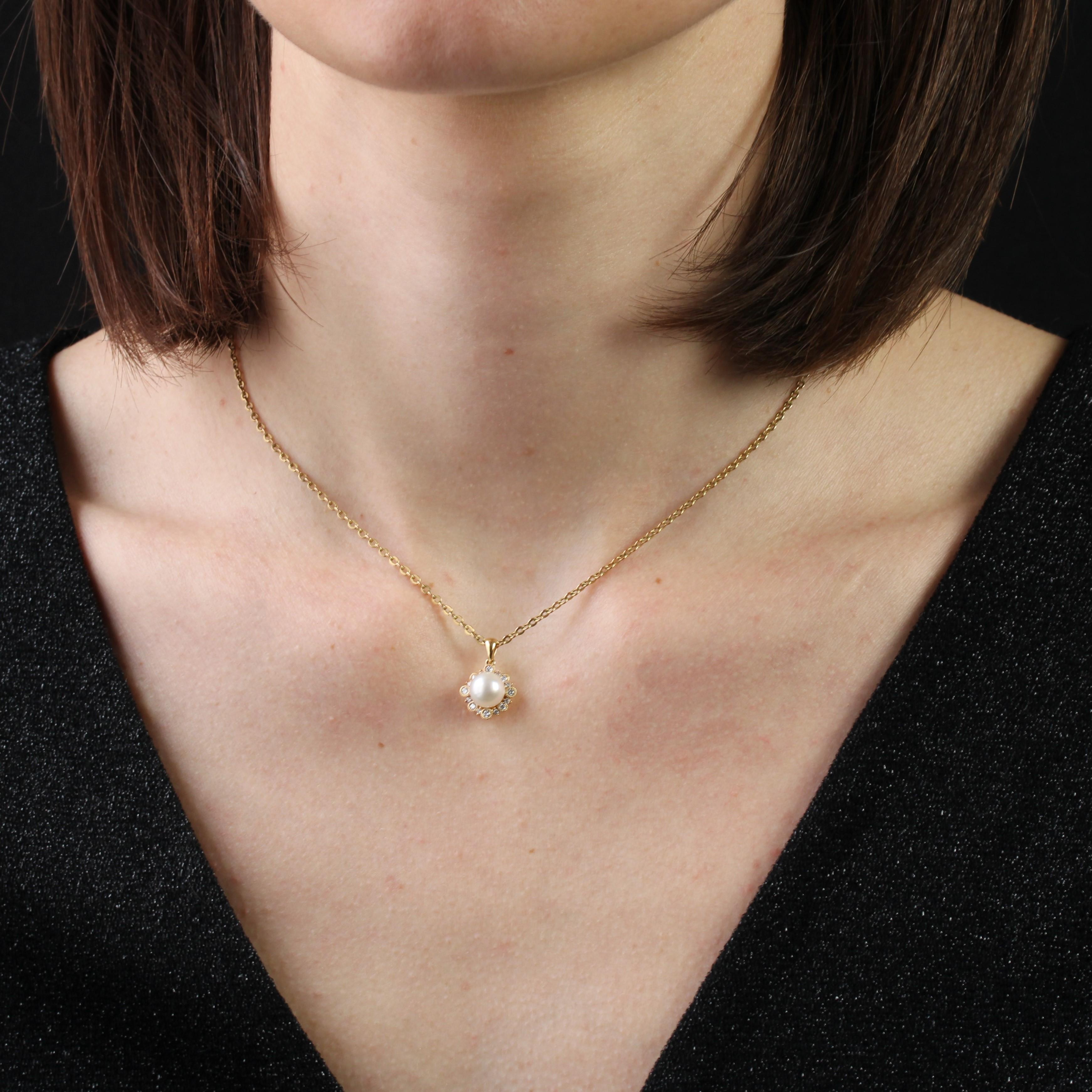 Pendant in 18 karat yellow gold.
This elegant pearl pendant is set with modern brilliant-cut diamonds in alternating claw and millegrain settings. A round Akoya cultured pearl with a pearly white orient is set in the center.
Total weight of the