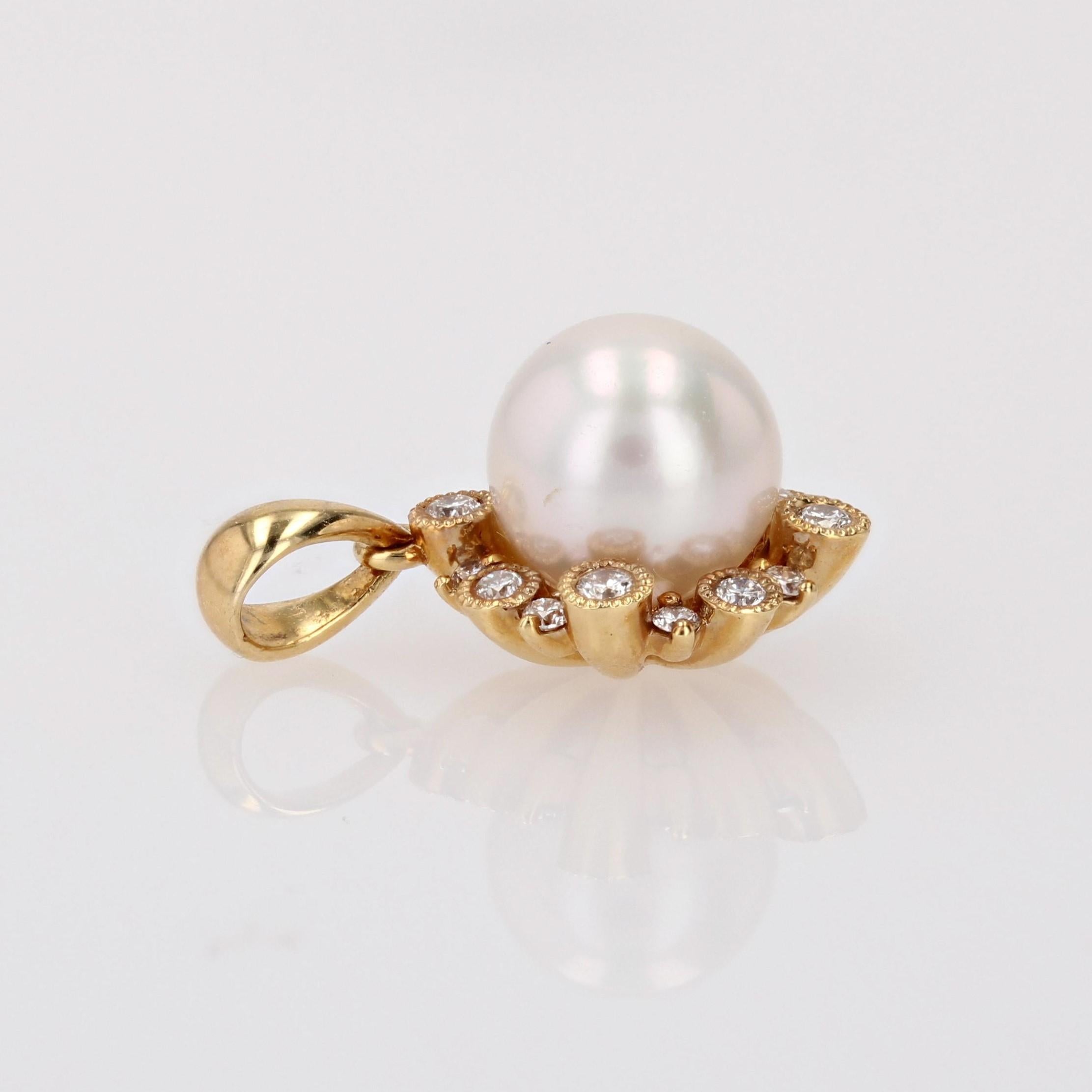 Brilliant Cut Modern Akoya Cultured Pearl Diamonds 18 Karat Yellow Gold Clutster Pendant For Sale
