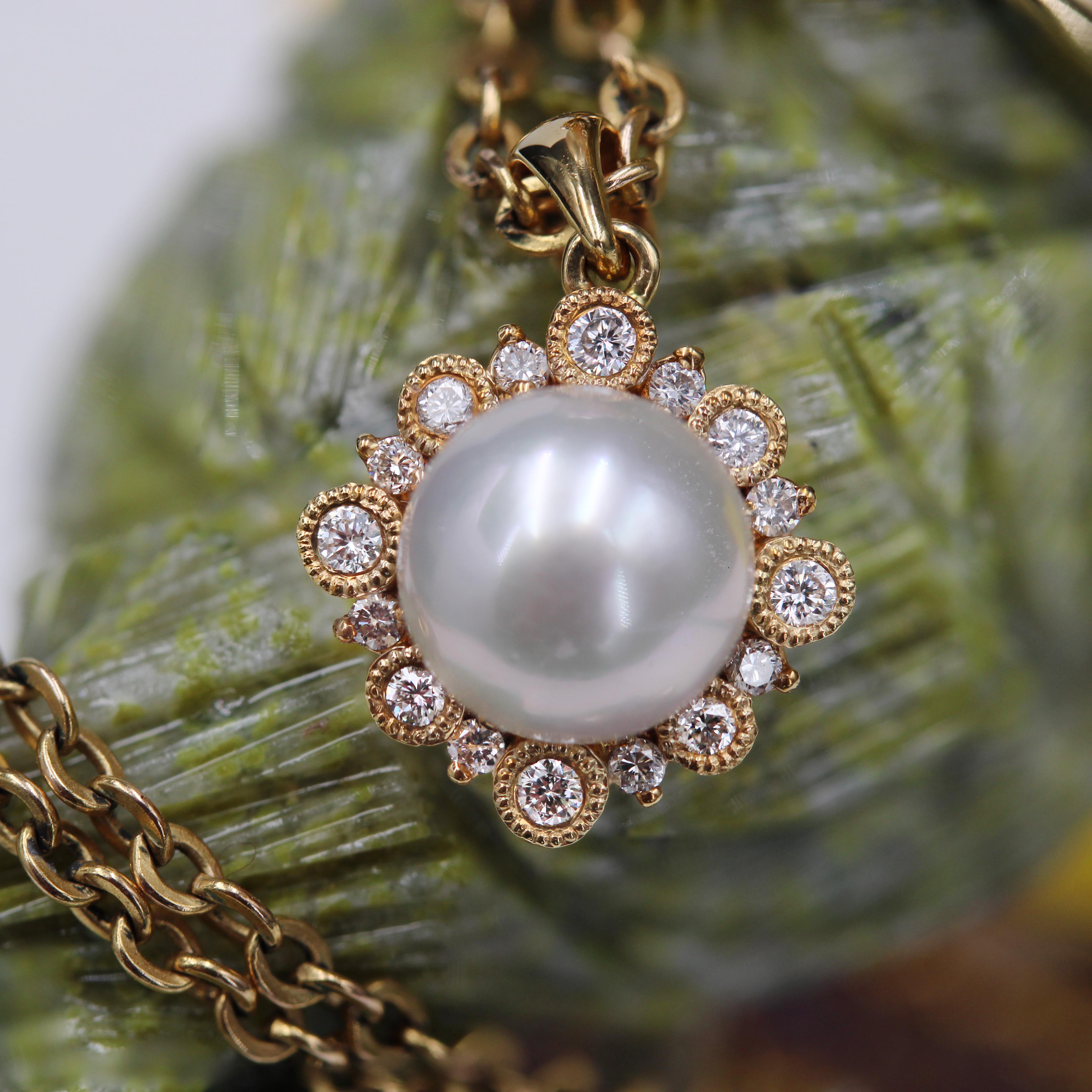 Modern Akoya Cultured Pearl Diamonds 18 Karat Yellow Gold Clutster Pendant For Sale 3