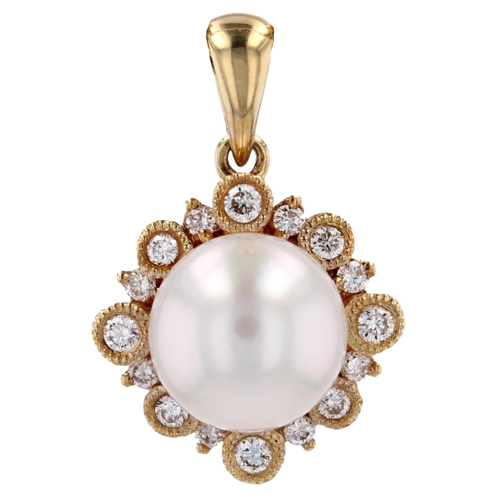 Modern Akoya Cultured Pearl Diamonds 18 Karat Yellow Gold Clutster Pendant For Sale