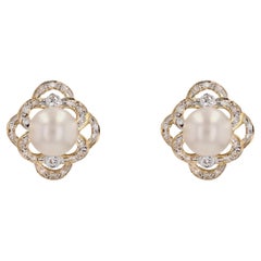 Clous d'oreilles modernes ajourés en or jaune 18 carats avec perles de culture Akoya et diamants