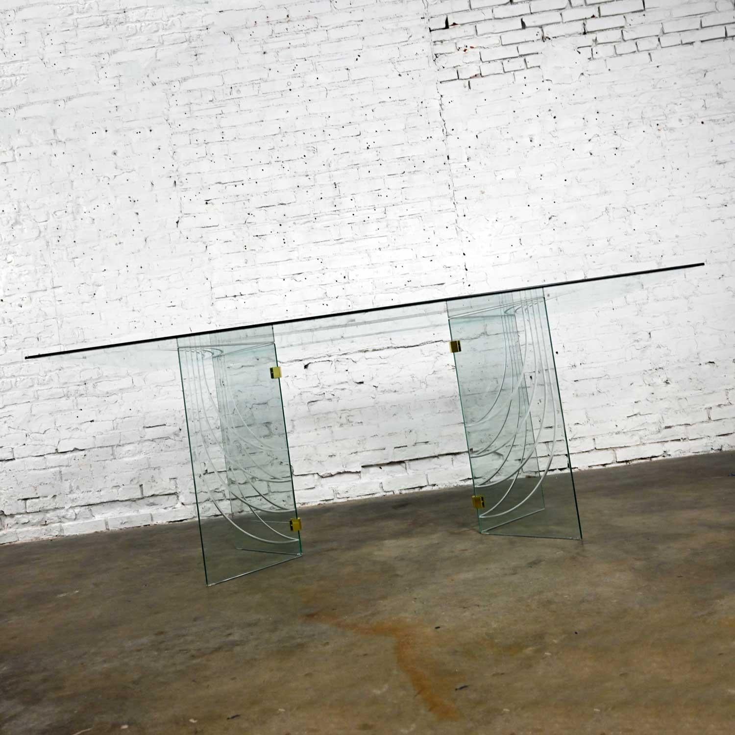 Modern All Glass Dining Table V Double Pedestal Base Style The Pace Collection In Good Condition For Sale In Topeka, KS