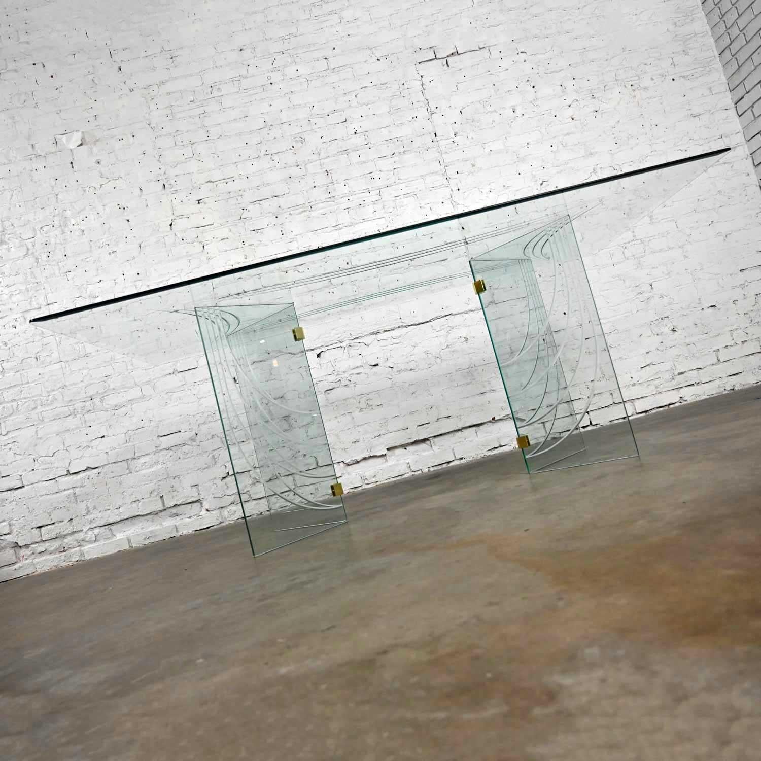 Table de salle à manger moderne en verre à double piédestal en forme de V Style The Pace Collection en vente 1