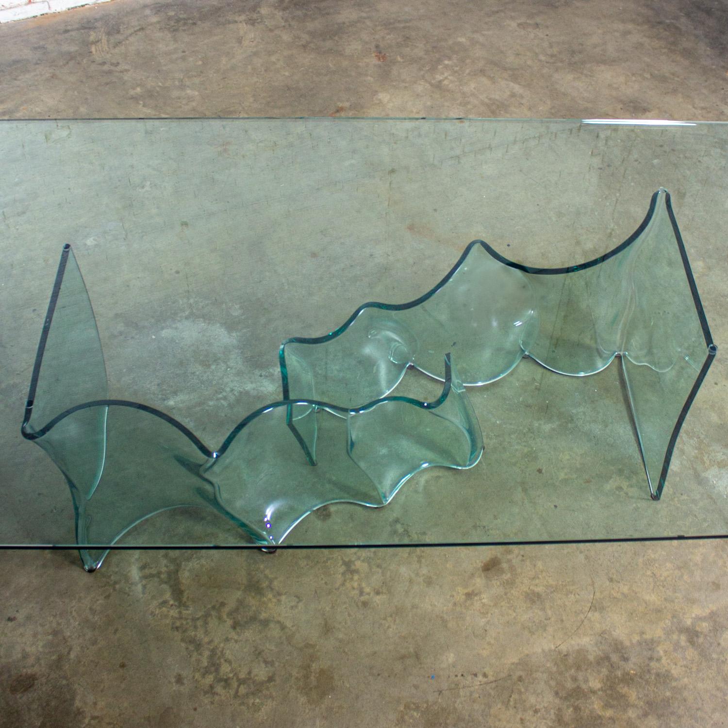 Table de salle à manger moderne sculpturale tout en verre avec socle ondulé asymétrique en vente 3