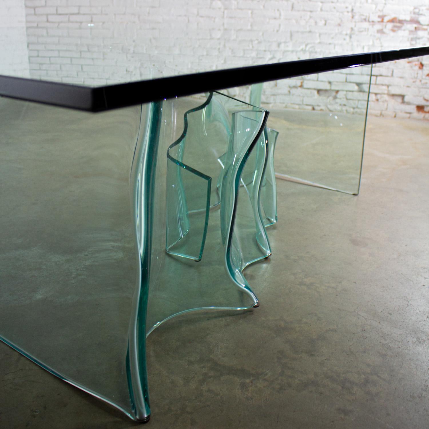 Table de salle à manger moderne sculpturale tout en verre avec socle ondulé asymétrique en vente 4