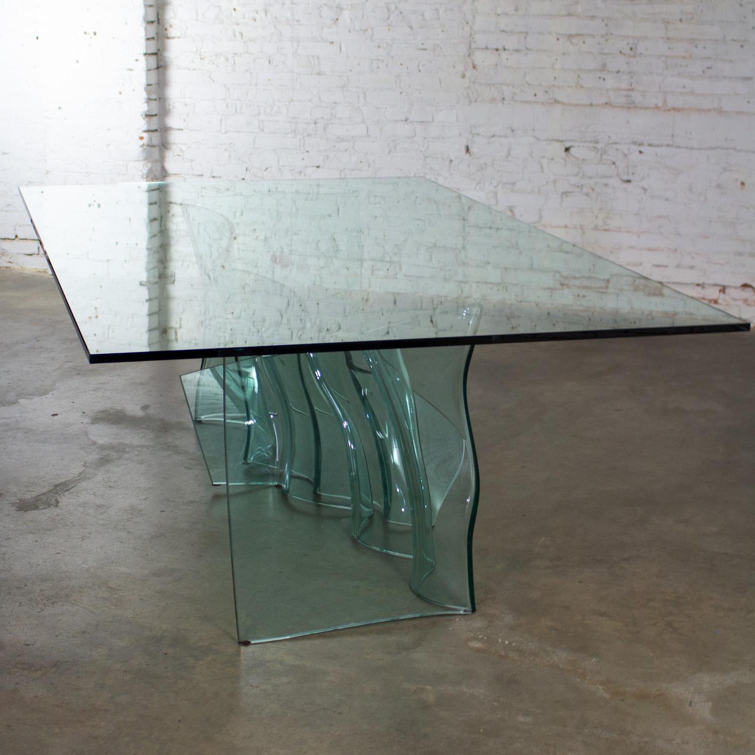 Table de salle à manger moderne sculpturale tout en verre avec socle ondulé asymétrique en vente 8