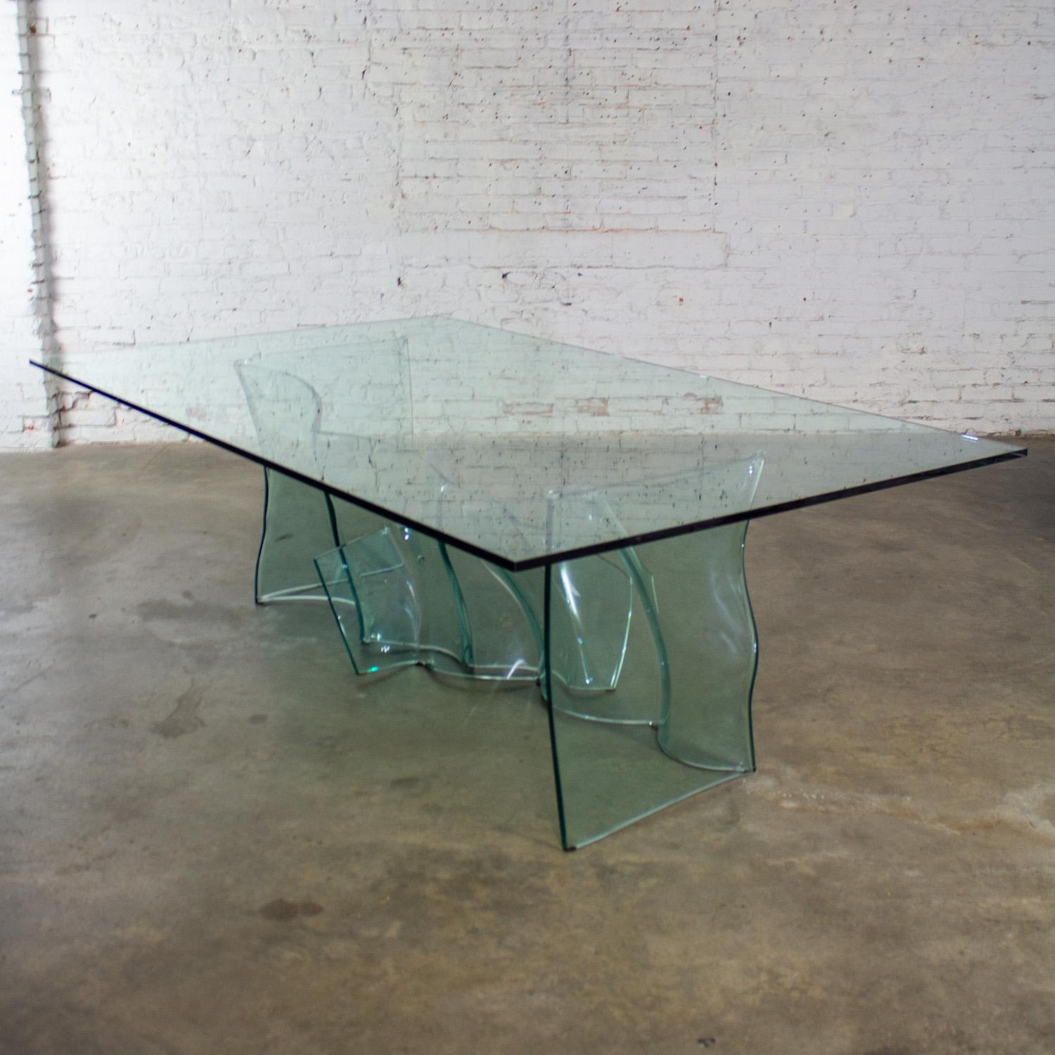 Table de salle à manger moderne sculpturale tout en verre avec socle ondulé asymétrique en vente 9