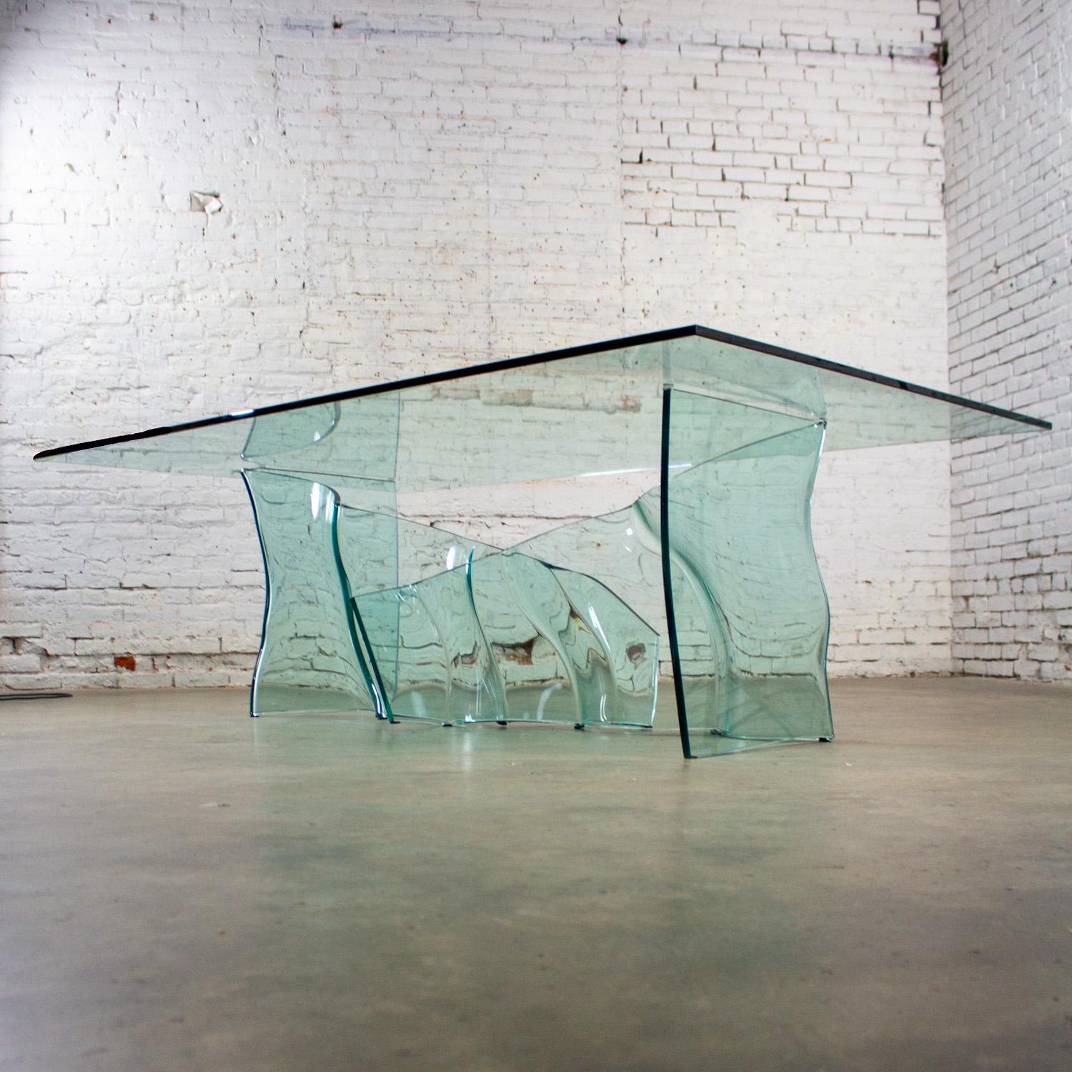 Table de salle à manger moderne sculpturale tout en verre avec socle ondulé asymétrique en vente 10