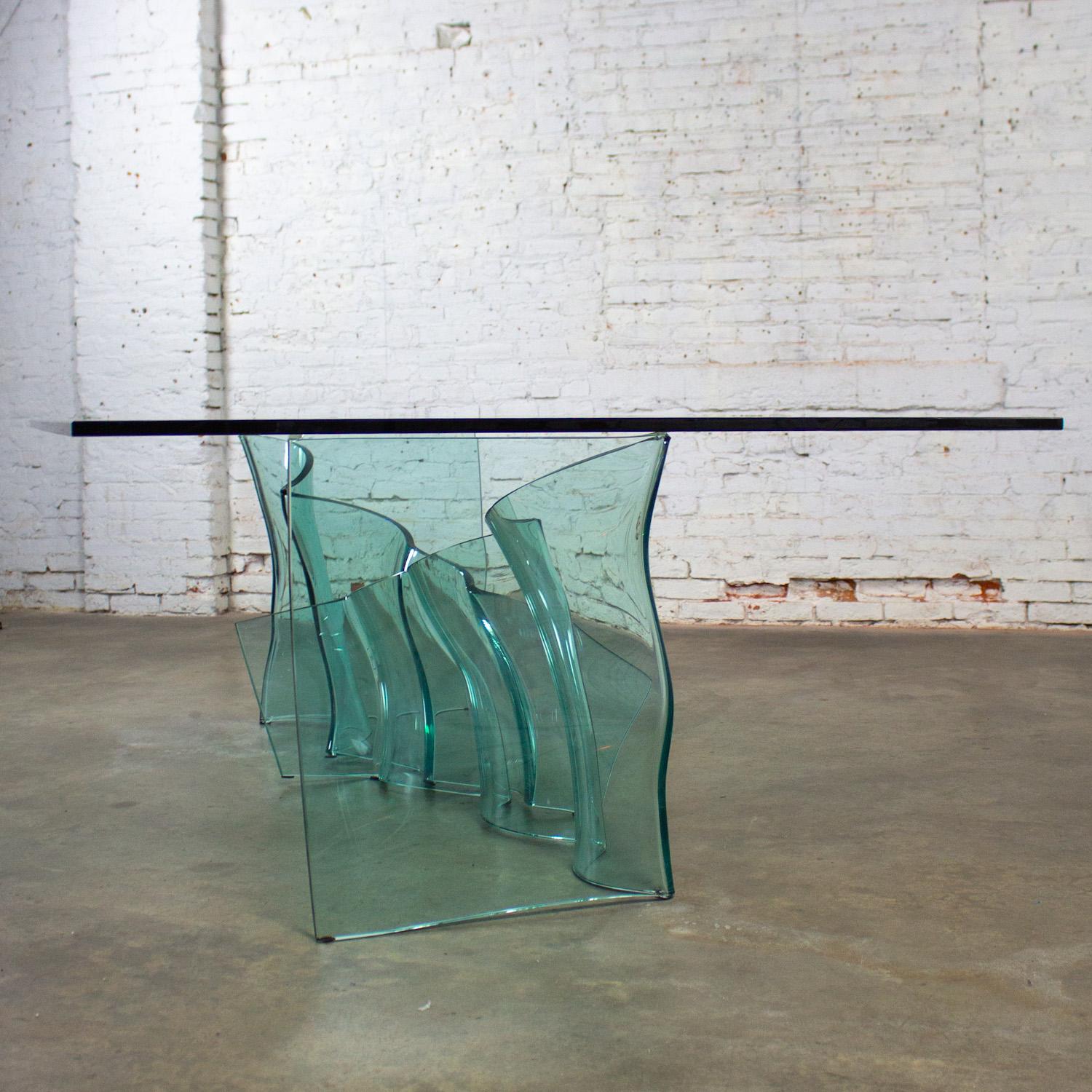 Table de salle à manger moderne sculpturale tout en verre avec socle ondulé asymétrique en vente 11