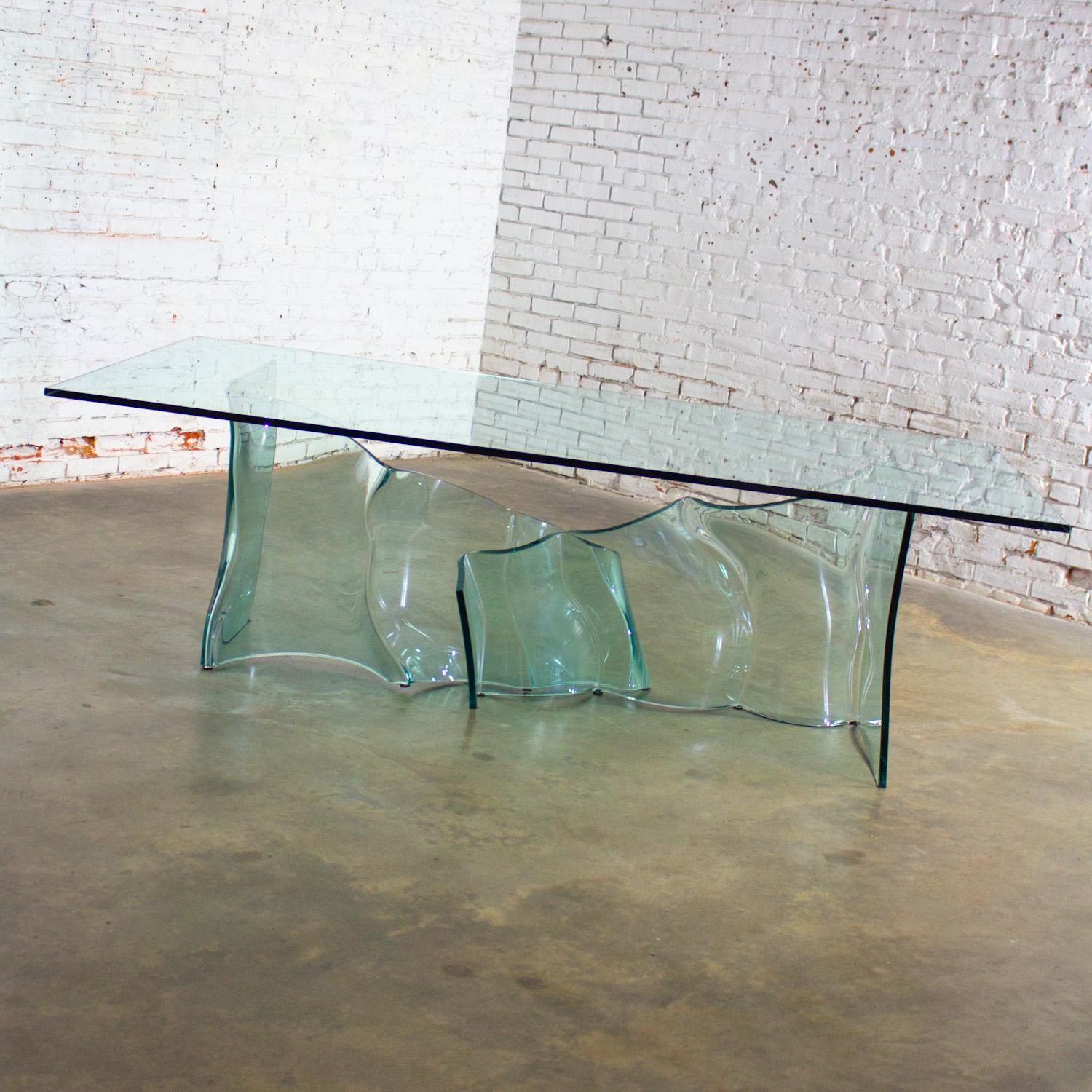 Magnifique table de salle à manger sculpturale en verre vintage moderne avec un piédestal ondulé asymétrique en deux parties. Byit, en gardant à l'esprit qu'il s'agit d'une pièce vintage et non pas neuve, qui présentera donc des signes d'utilisation