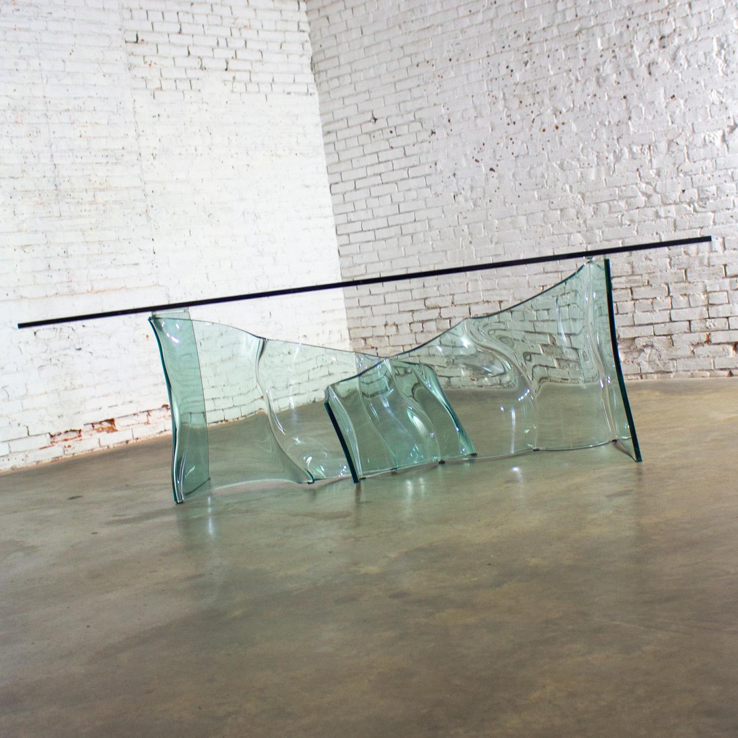 Moderne Table de salle à manger moderne sculpturale tout en verre avec socle ondulé asymétrique en vente