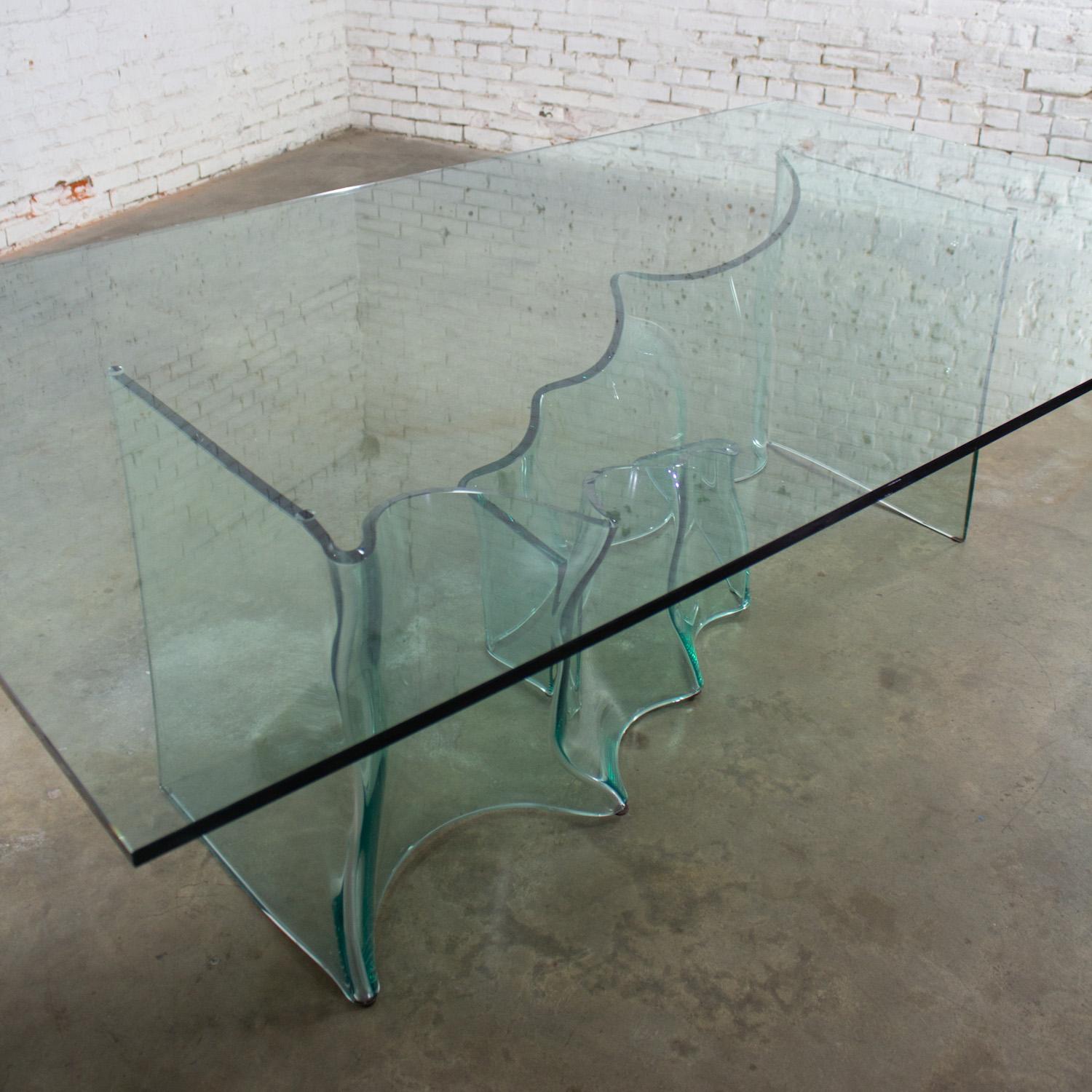 20ième siècle Table de salle à manger moderne sculpturale tout en verre avec socle ondulé asymétrique en vente