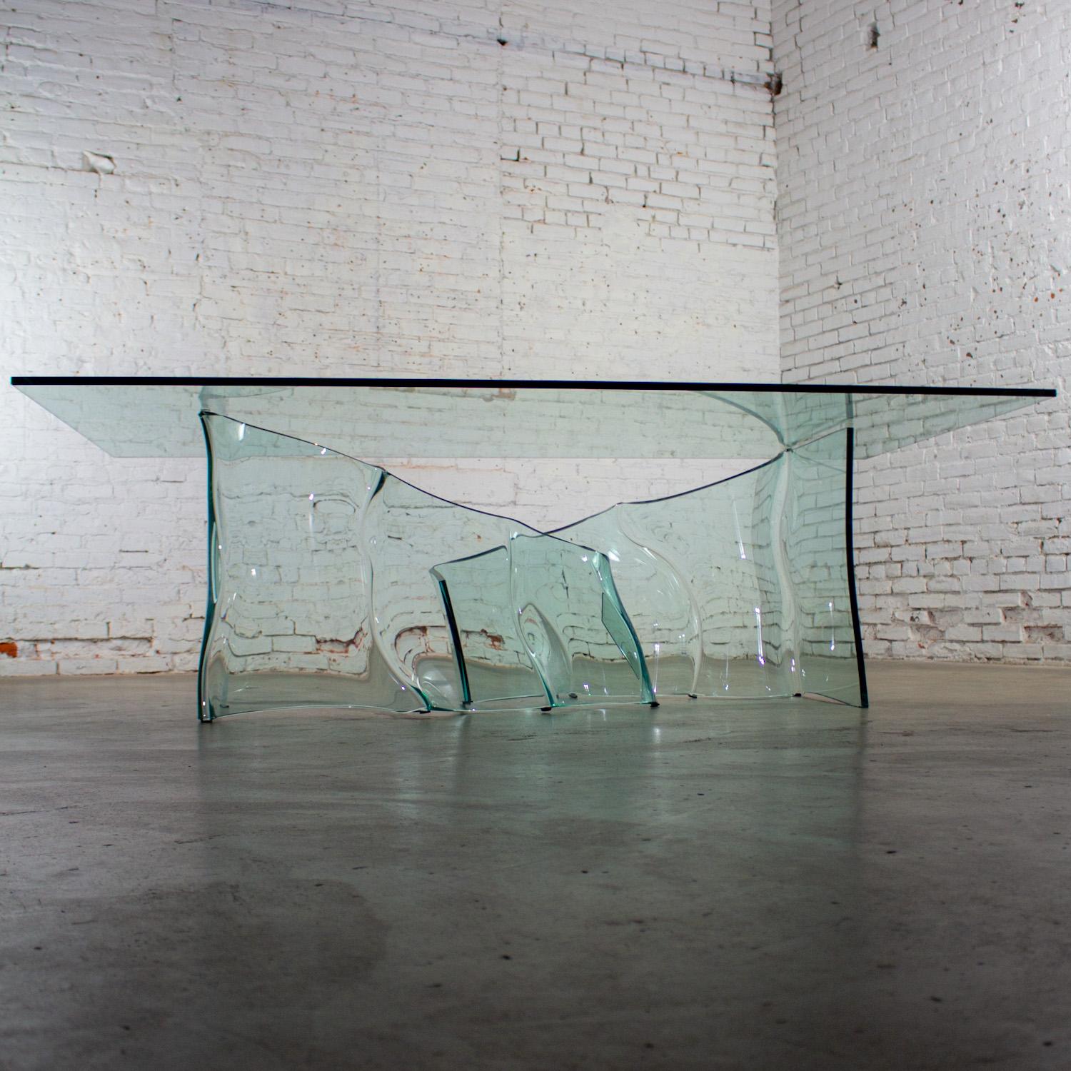 Verre Table de salle à manger moderne sculpturale tout en verre avec socle ondulé asymétrique en vente