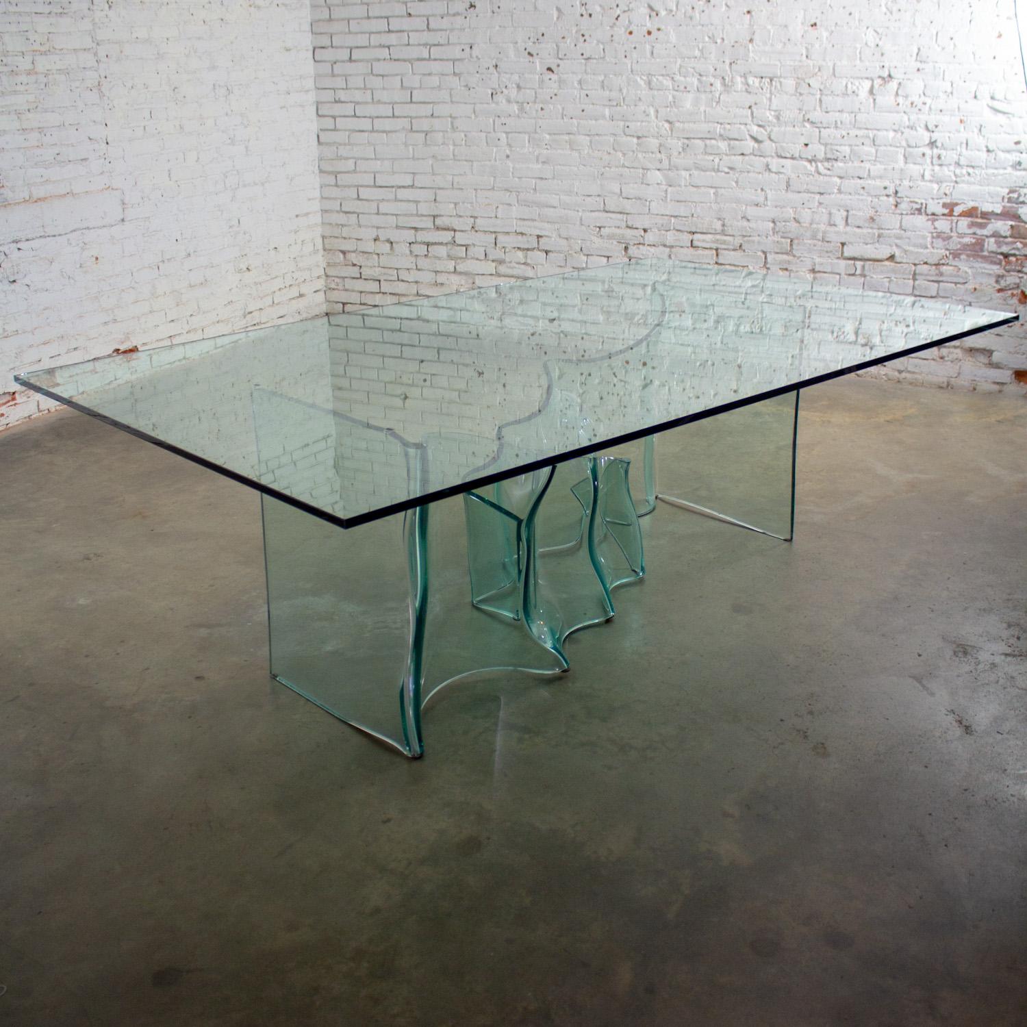 Table de salle à manger moderne sculpturale tout en verre avec socle ondulé asymétrique en vente 1