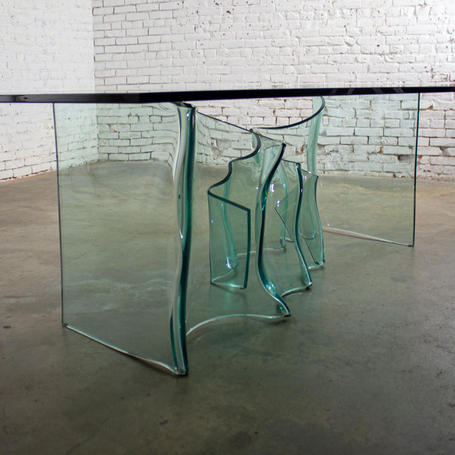Table de salle à manger moderne sculpturale tout en verre avec socle ondulé asymétrique en vente 2
