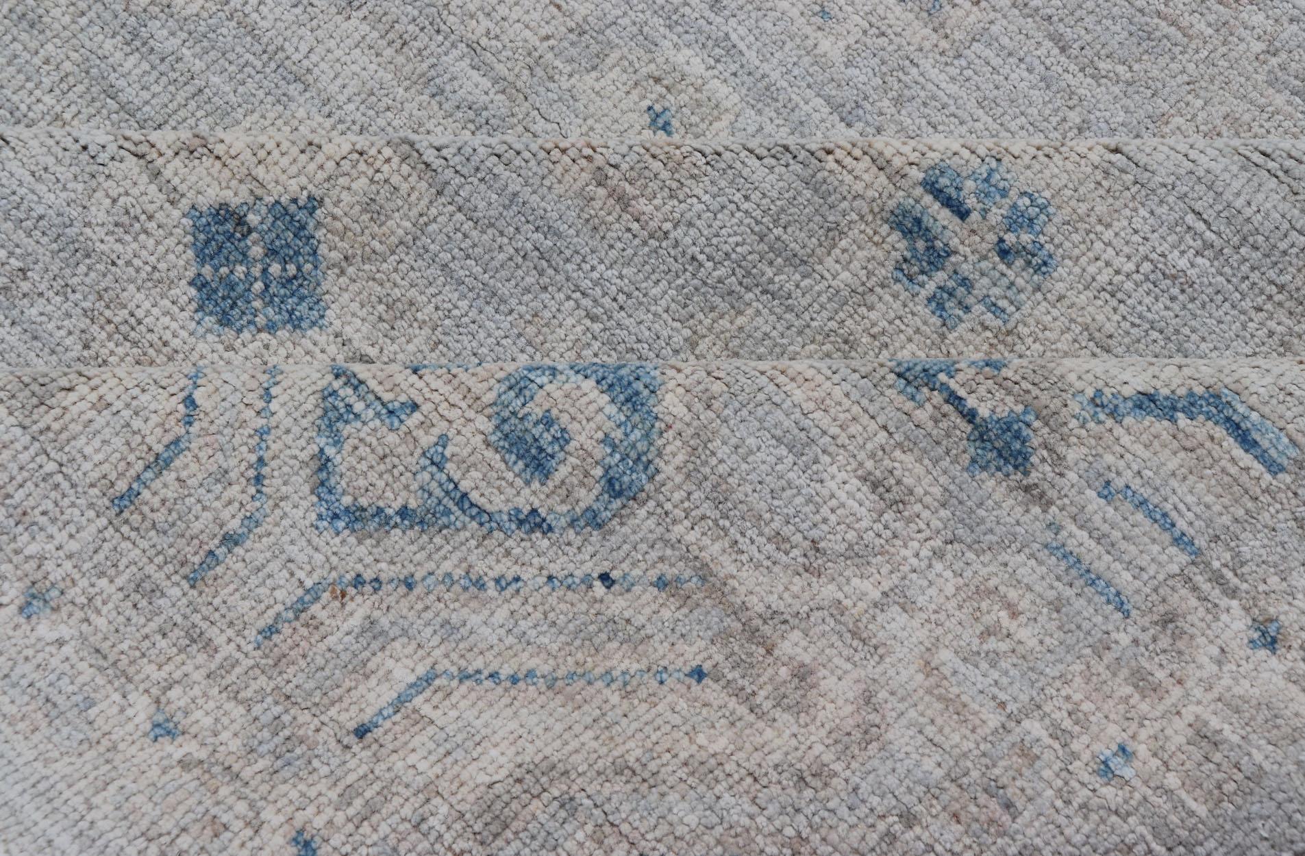 Moderner, übergroßer, geblümter Oushak in Lt-grauem Hintergrund und neutralen Farben 8' x 10'2 im Angebot 3