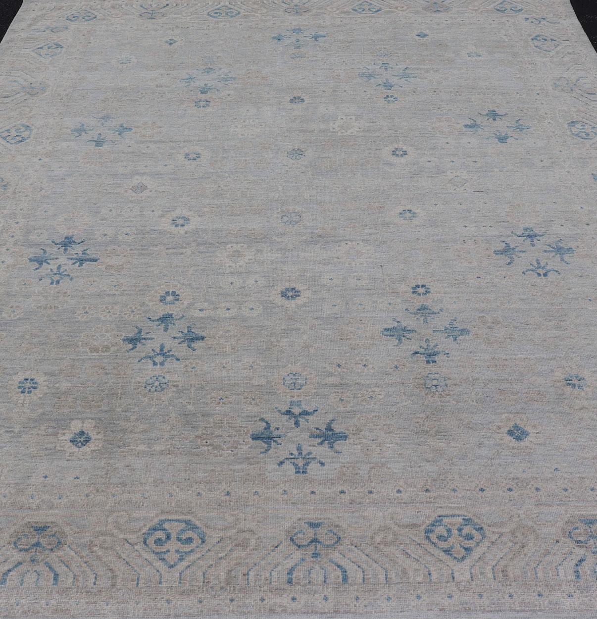 Moderner, übergroßer, geblümter Oushak in Lt-grauem Hintergrund und neutralen Farben 8' x 10'2 im Angebot 4