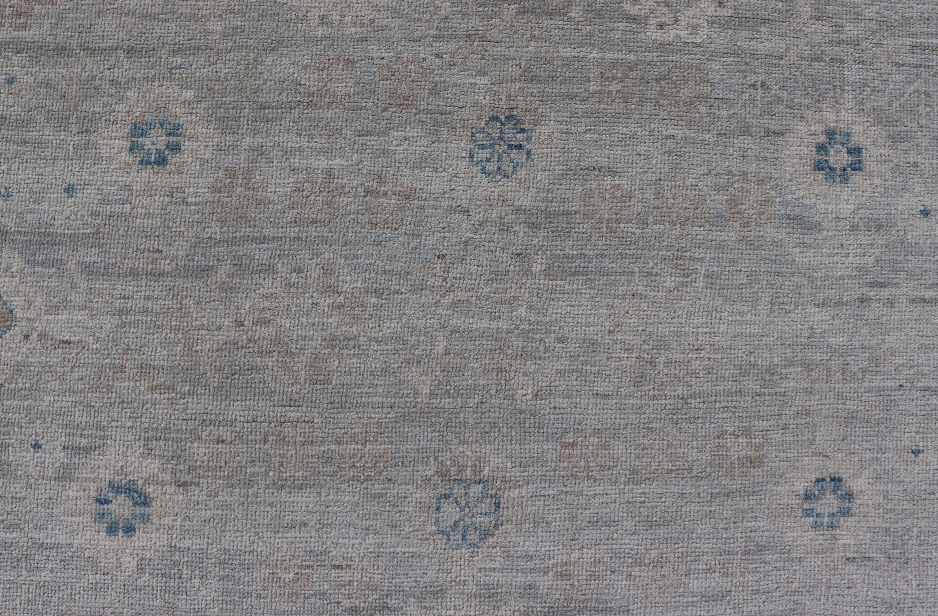 Maße: 8'0 x 10'2 
Modernes All-Over Floral Oushak mit hellgrauem Hintergrund und neutralen Farben. Keivan Woven Arts Teppich AWR-12036 Herkunftsland: Afghanistan Art: Oushak Design: Floral, All-Over, Abstrakt Floral.

Dieser Oushak wurde aus Wolle