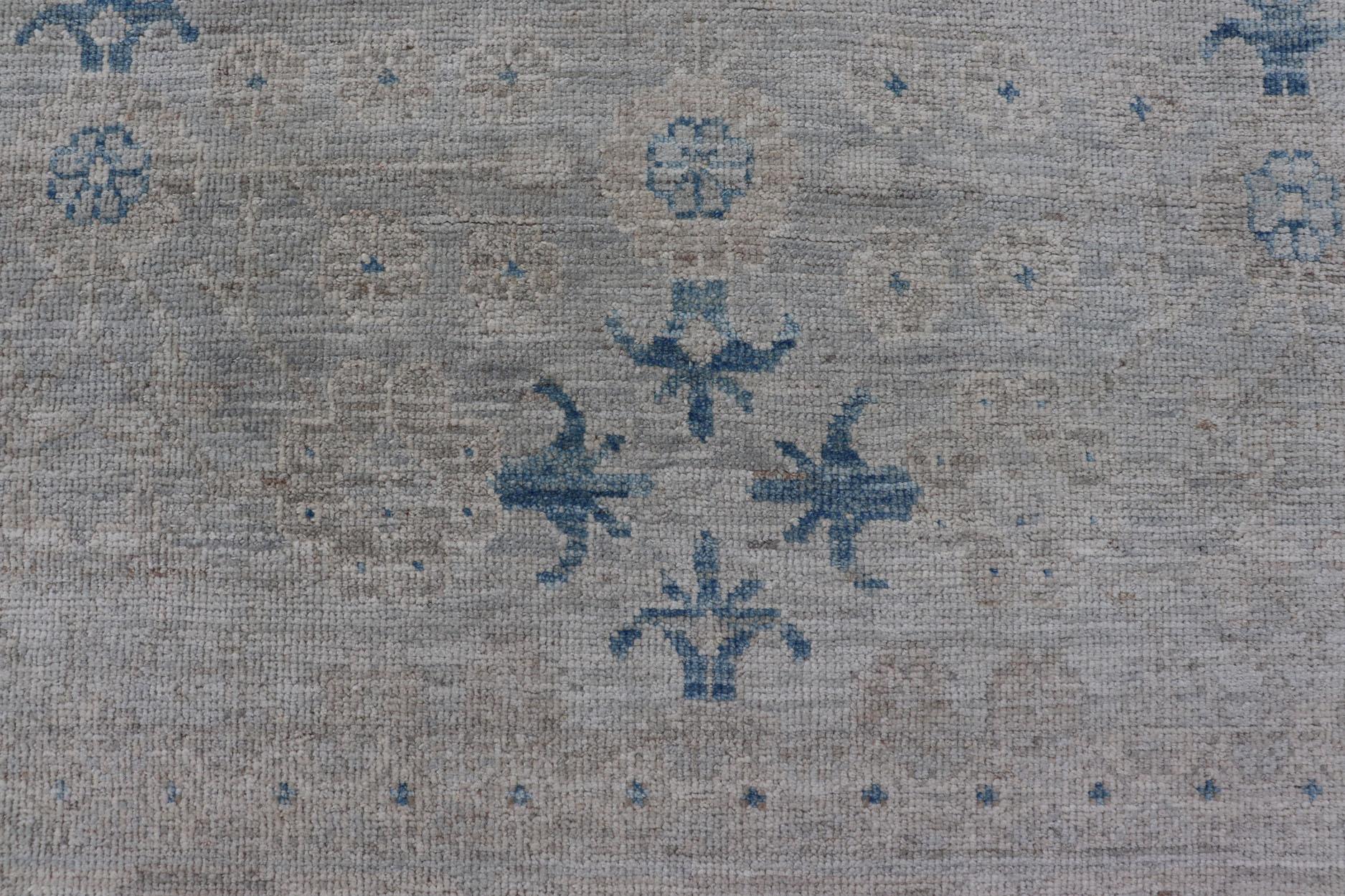 Moderner, übergroßer, geblümter Oushak in Lt-grauem Hintergrund und neutralen Farben 8' x 10'2 (Khotan) im Angebot
