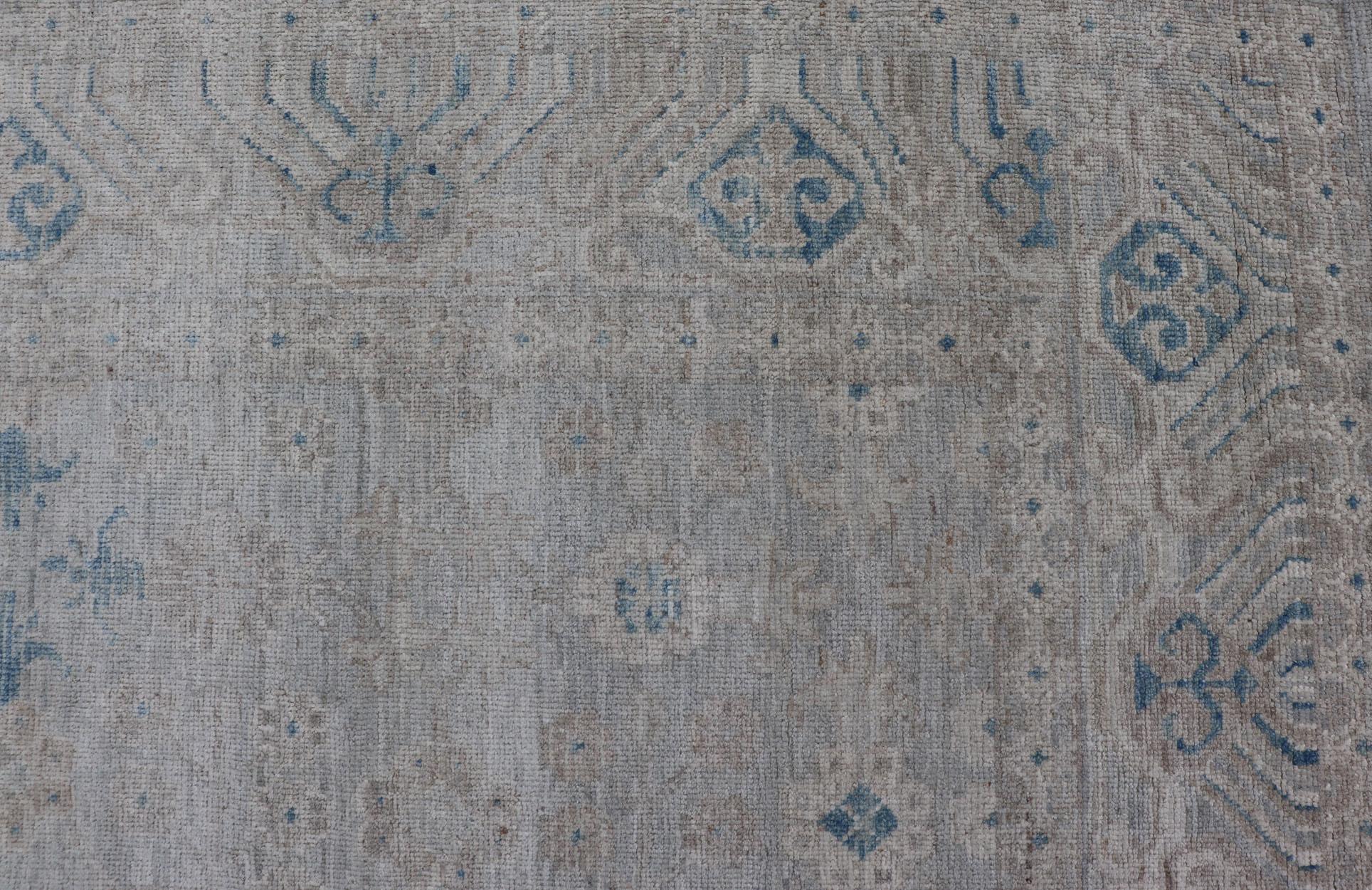Moderner, übergroßer, geblümter Oushak in Lt-grauem Hintergrund und neutralen Farben 8' x 10'2 (Handgeknüpft) im Angebot
