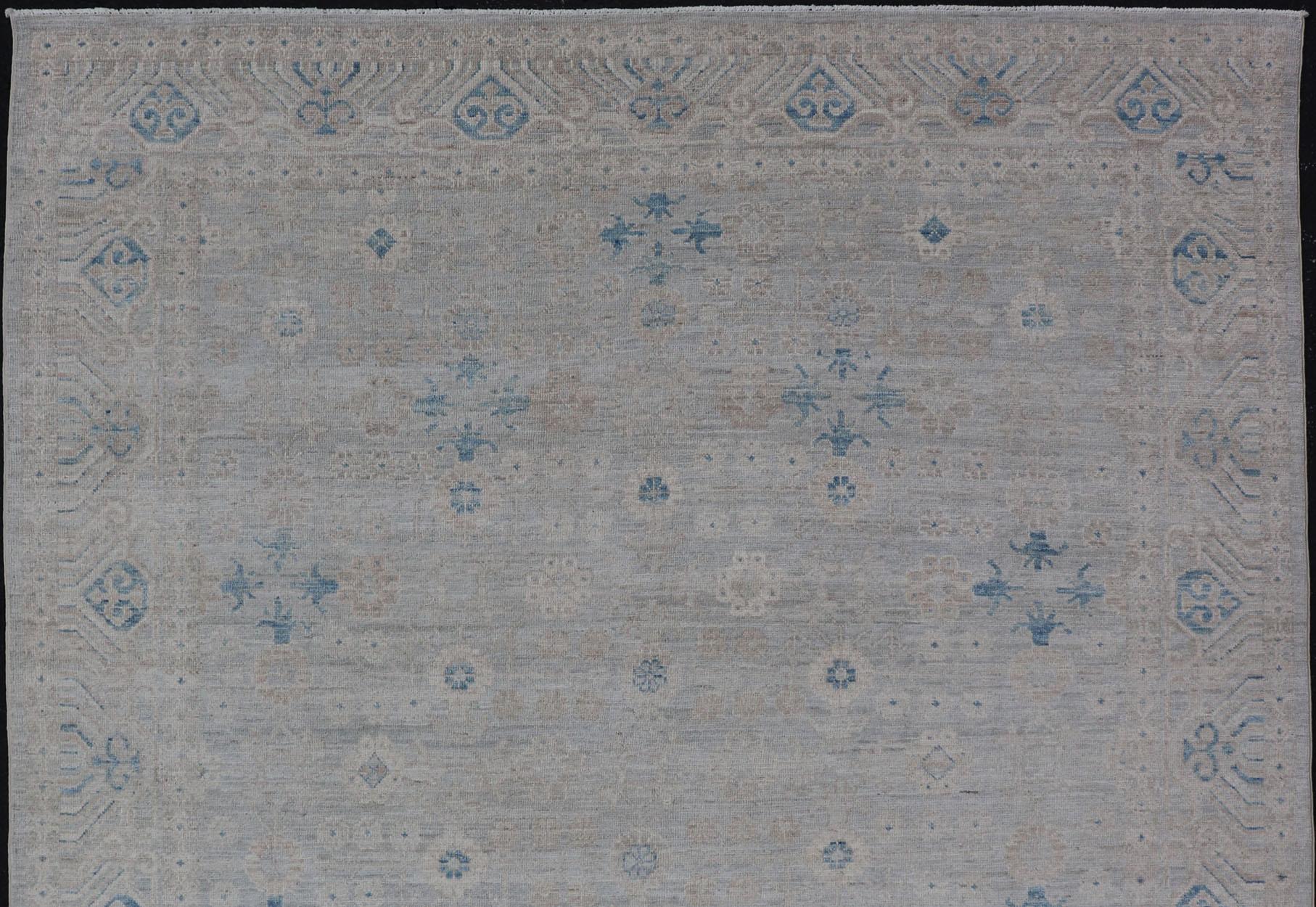 Moderner, übergroßer, geblümter Oushak in Lt-grauem Hintergrund und neutralen Farben 8' x 10'2 (21. Jahrhundert und zeitgenössisch) im Angebot