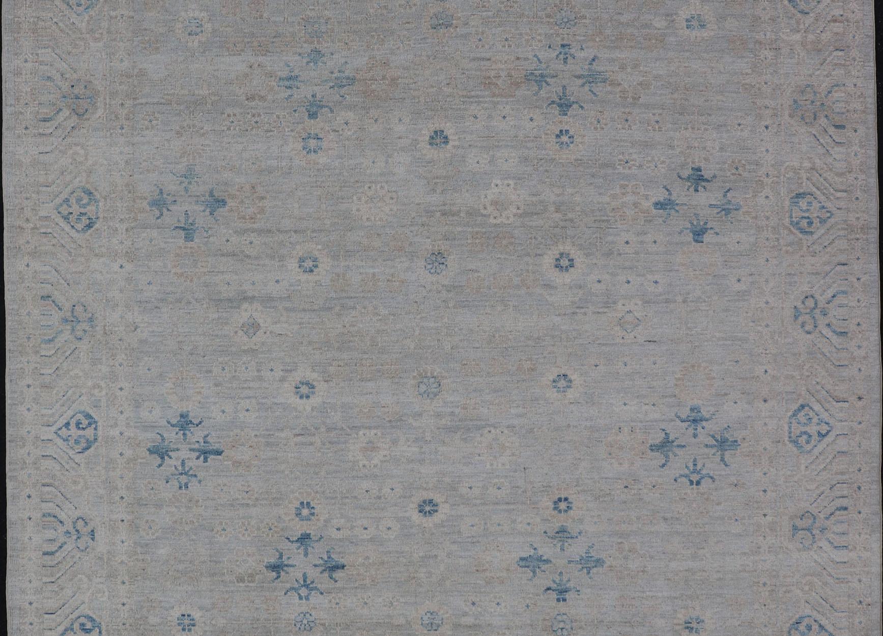 Moderner, übergroßer, geblümter Oushak in Lt-grauem Hintergrund und neutralen Farben 8' x 10'2 (Wolle) im Angebot