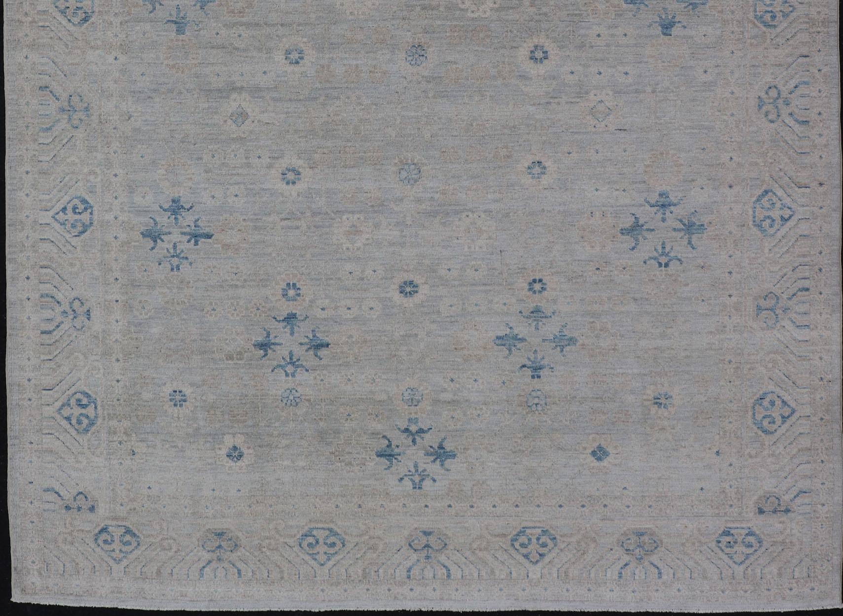 Moderner, übergroßer, geblümter Oushak in Lt-grauem Hintergrund und neutralen Farben 8' x 10'2 im Angebot 1