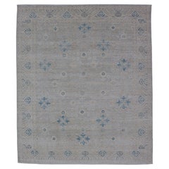 Oushak moderne à motifs floraux sur toute la surface, fond gris clair et couleurs neutres 8' x 10'2