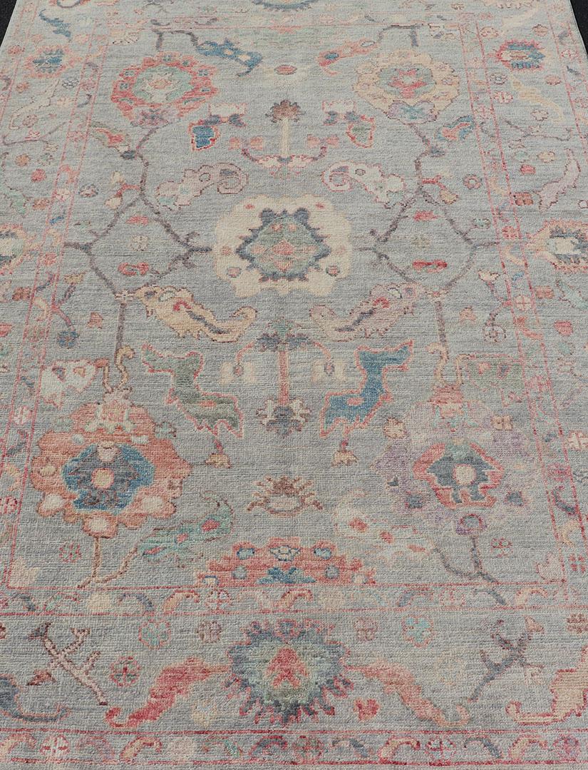 Moderner, moderner, geblümter Oushak mit hellblau-grauem Hintergrund und mehrfarbigem Hintergrund im Angebot 4