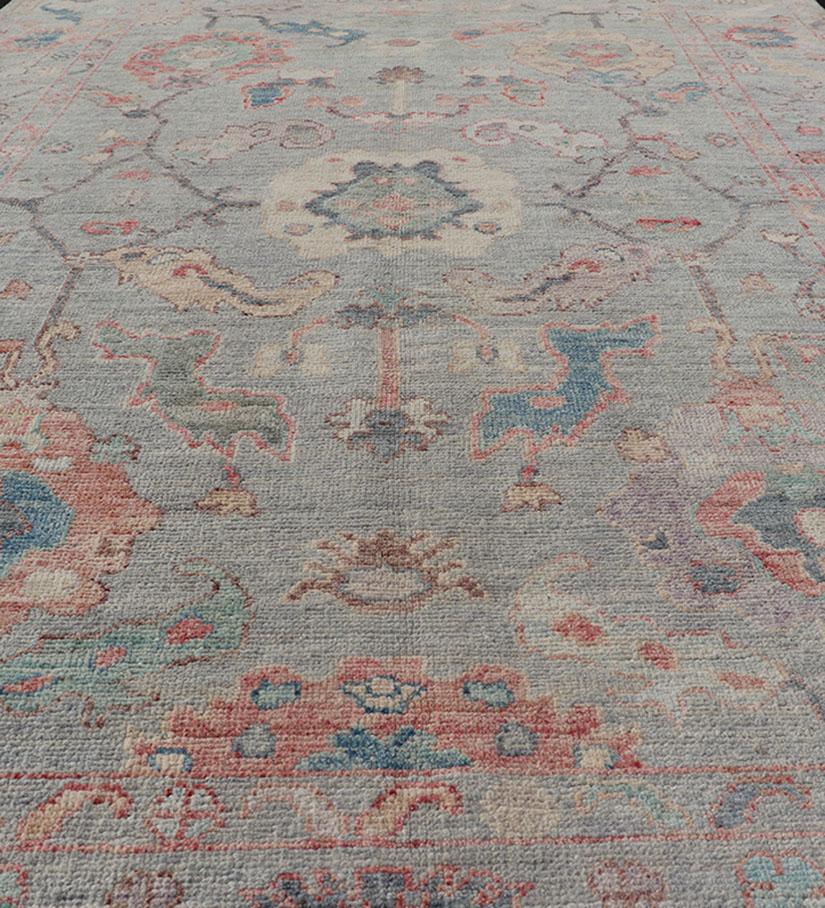 Moderner, moderner, geblümter Oushak mit hellblau-grauem Hintergrund und mehrfarbigem Hintergrund im Angebot 5